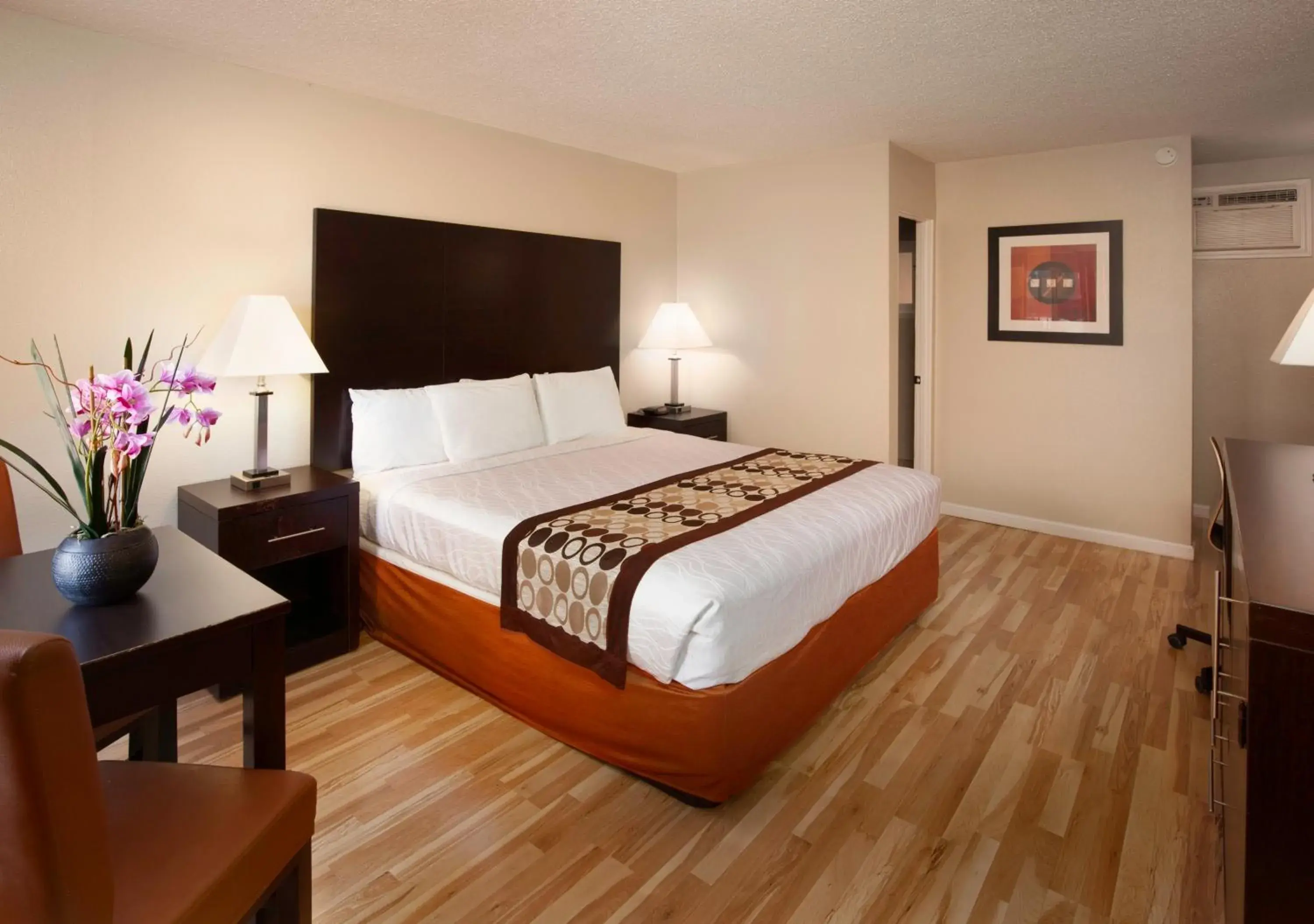 Photo of the whole room, Bed in Thunderbird Lodge Photo of the whole room, Bed in Thunderbird Lodge