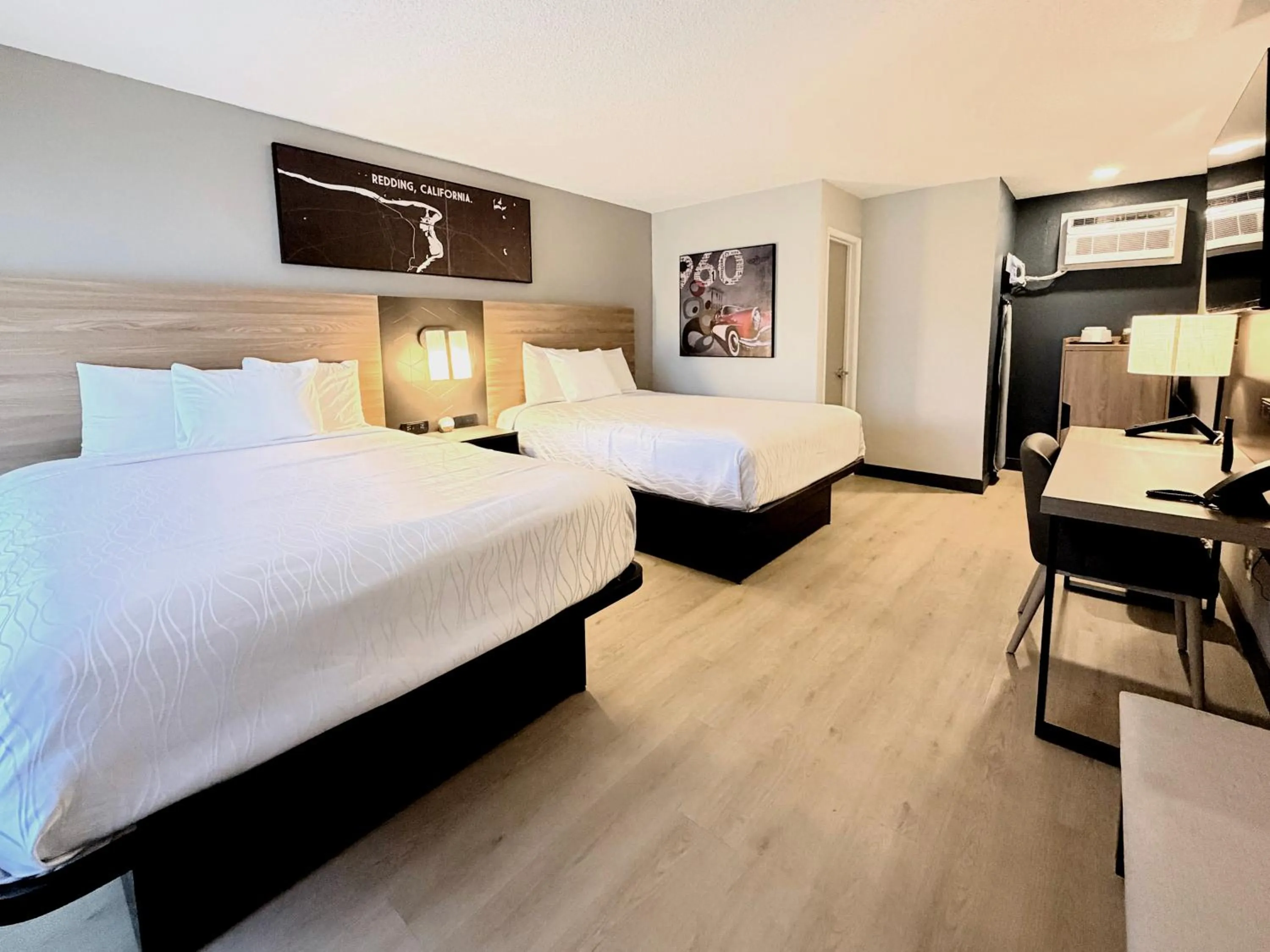 Photo of the whole room, Bed in Thunderbird Lodge