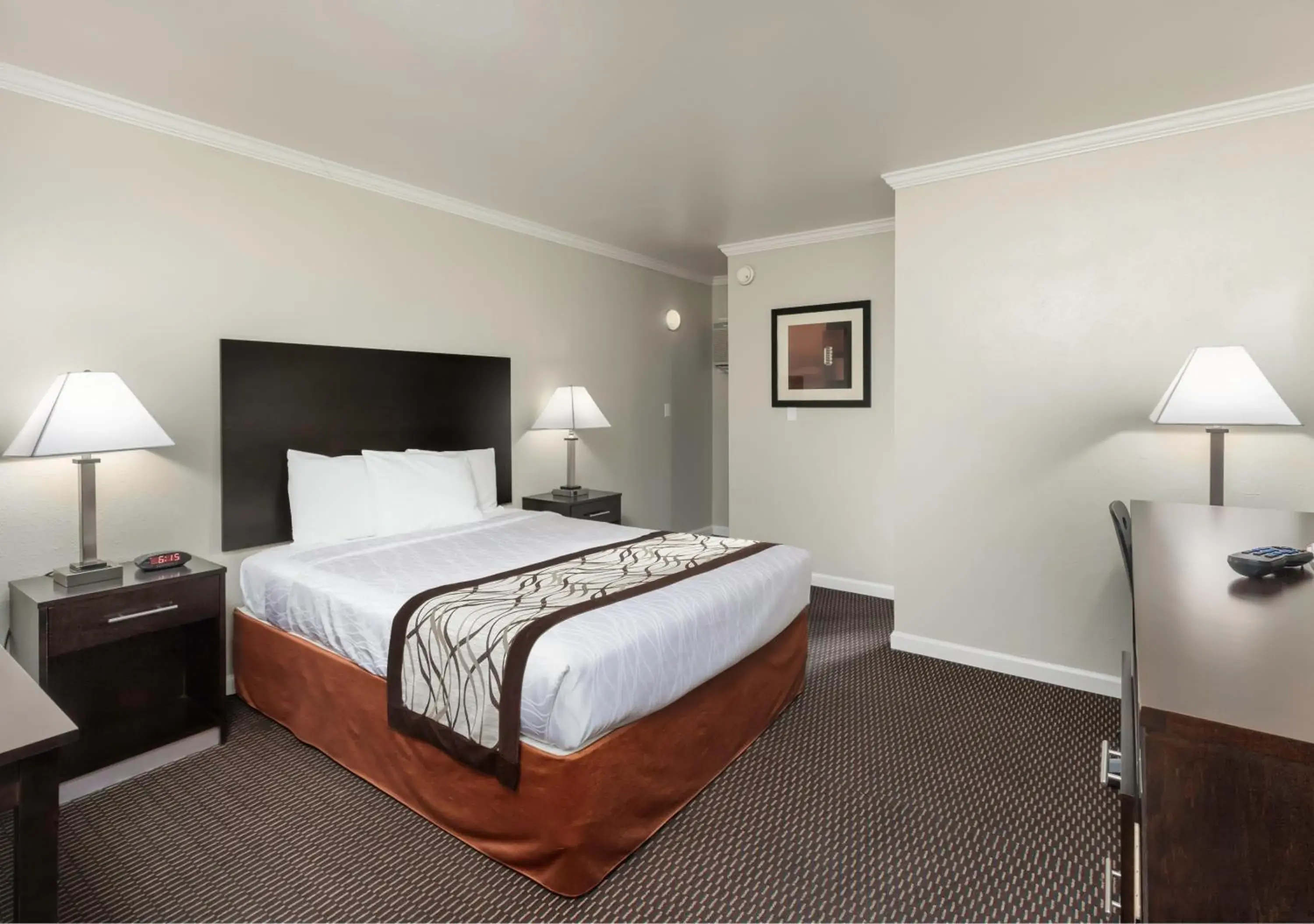 Queen Room - Non-Smoking in Thunderbird Lodge Queen Room - Non-Smoking in Thunderbird Lodge