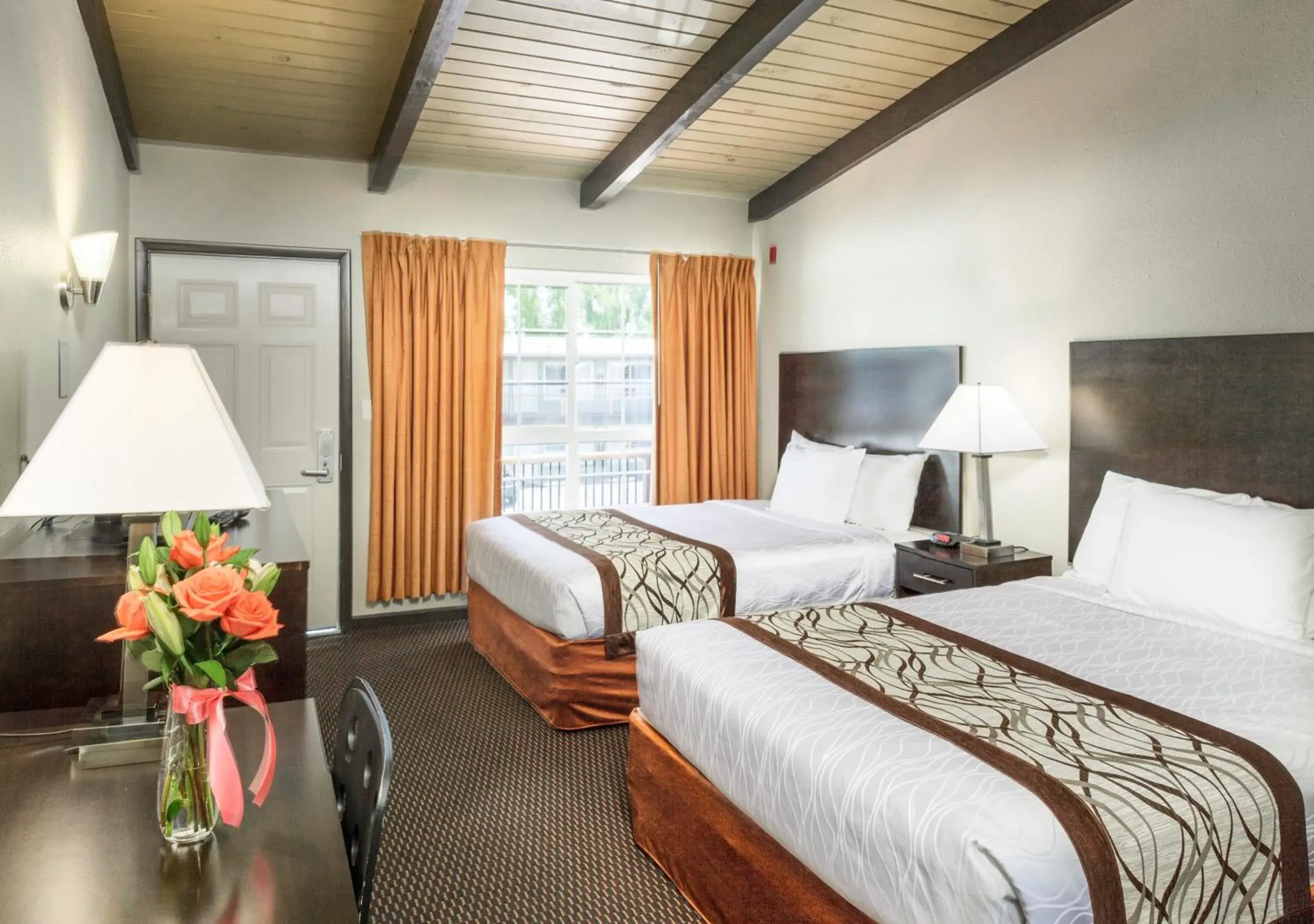 Photo of the whole room, Bed in Thunderbird Lodge Photo of the whole room, Bed in Thunderbird Lodge