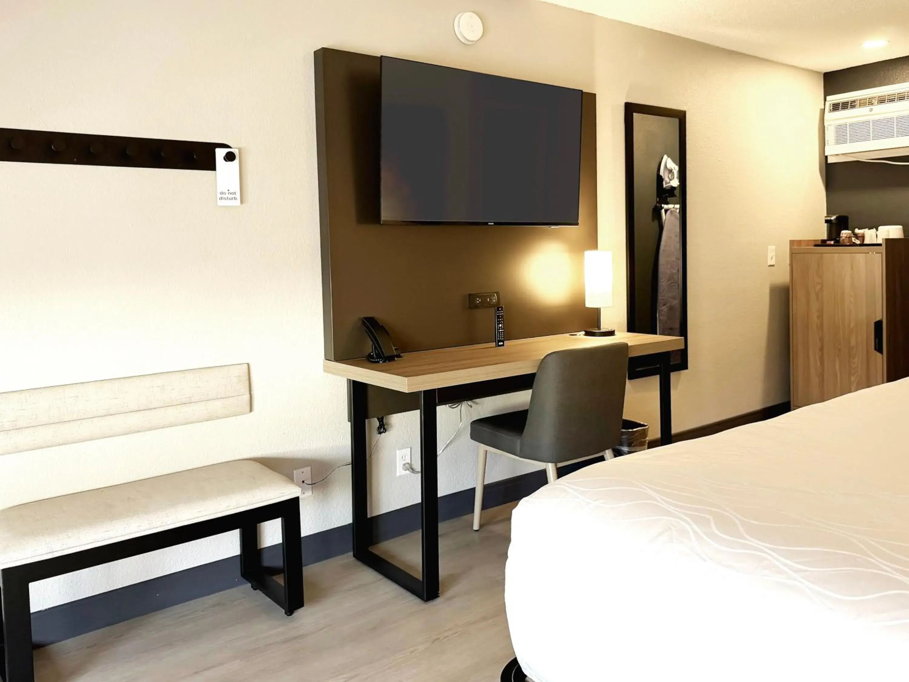 TV and multimedia, Bed in Thunderbird Lodge TV and multimedia, Bed in Thunderbird Lodge