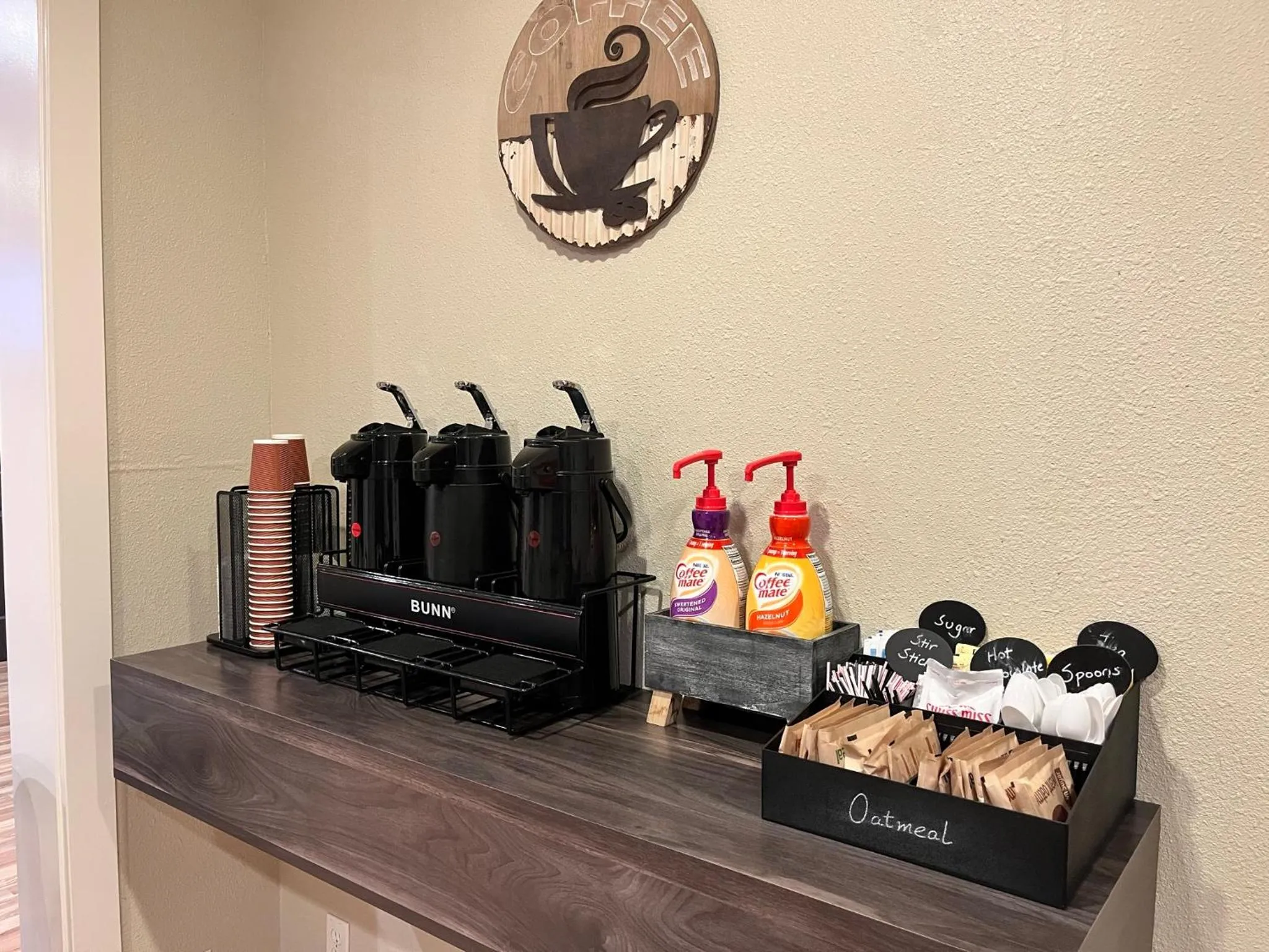 Coffee/tea facilities in Thunderbird Lodge