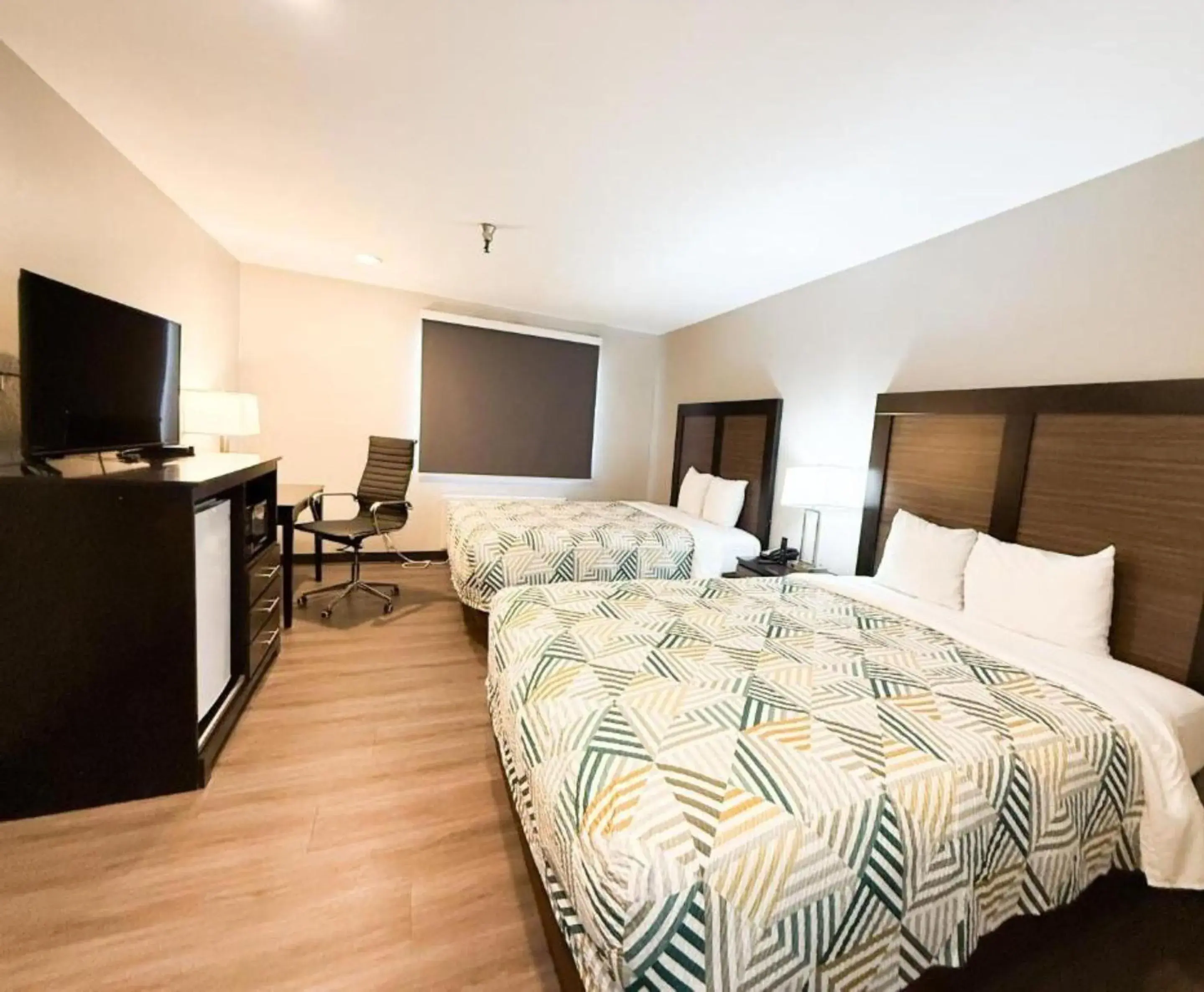 Queen Room with Two Queen Beds - Non-Smoking in Motel 6 Tucson, AZ Airport Kino Sports Complex Queen Room with Two Queen Beds - Non-Smoking in Motel 6 Tucson, AZ Airport Kino Sports Complex