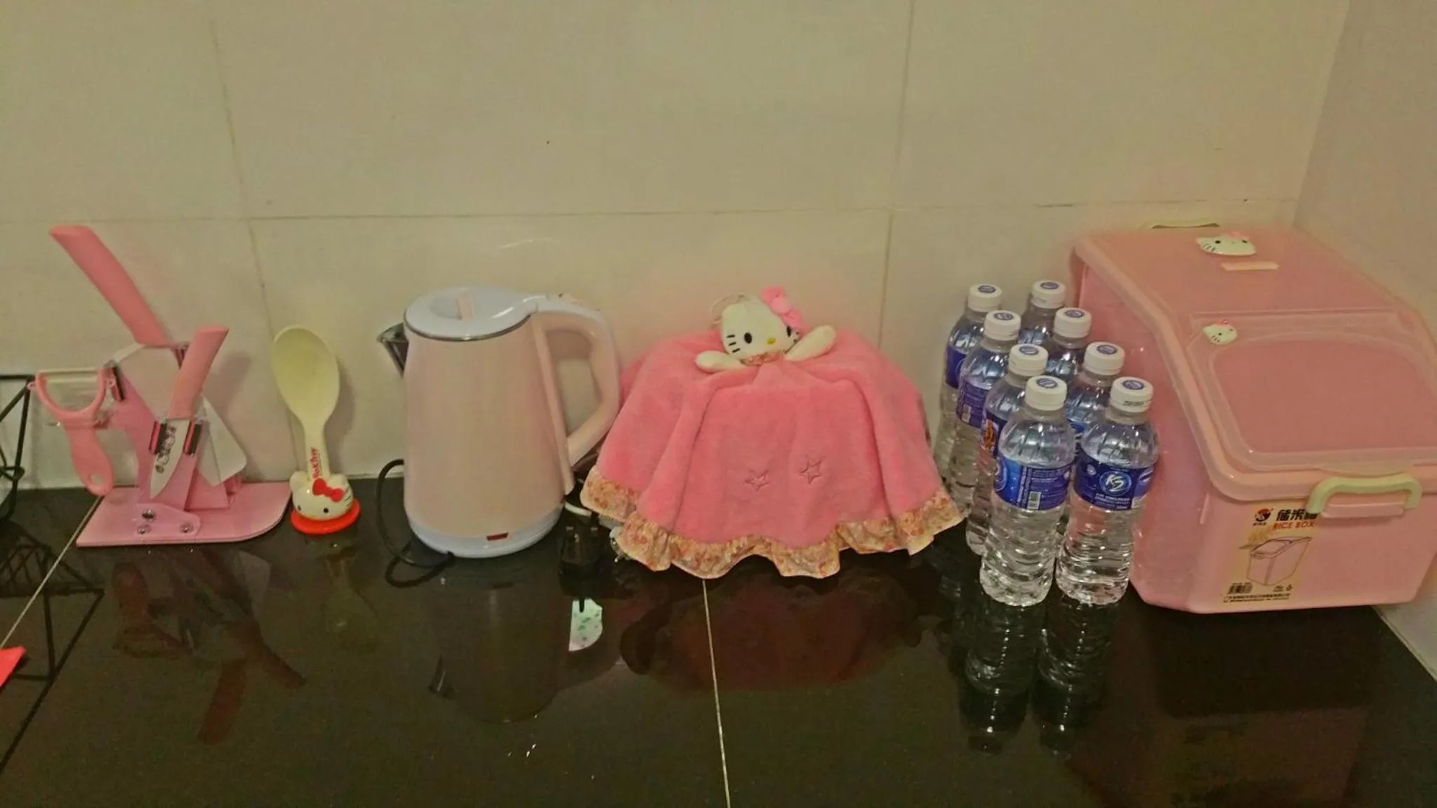 Coffee/tea facilities in Hello Kitty Signature Suite