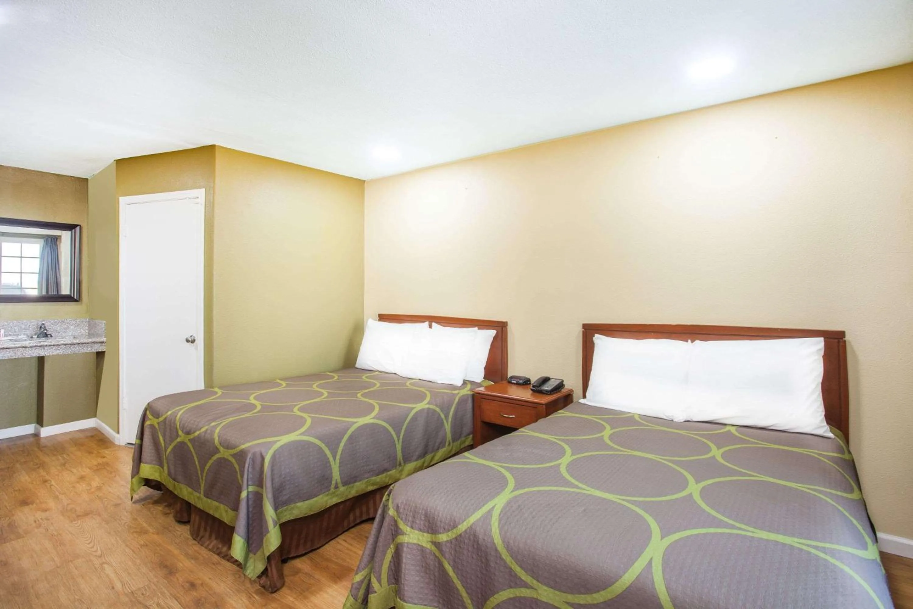 Photo of the whole room, Bed in Super 8 by Wyndham Redlands/San Bernardino