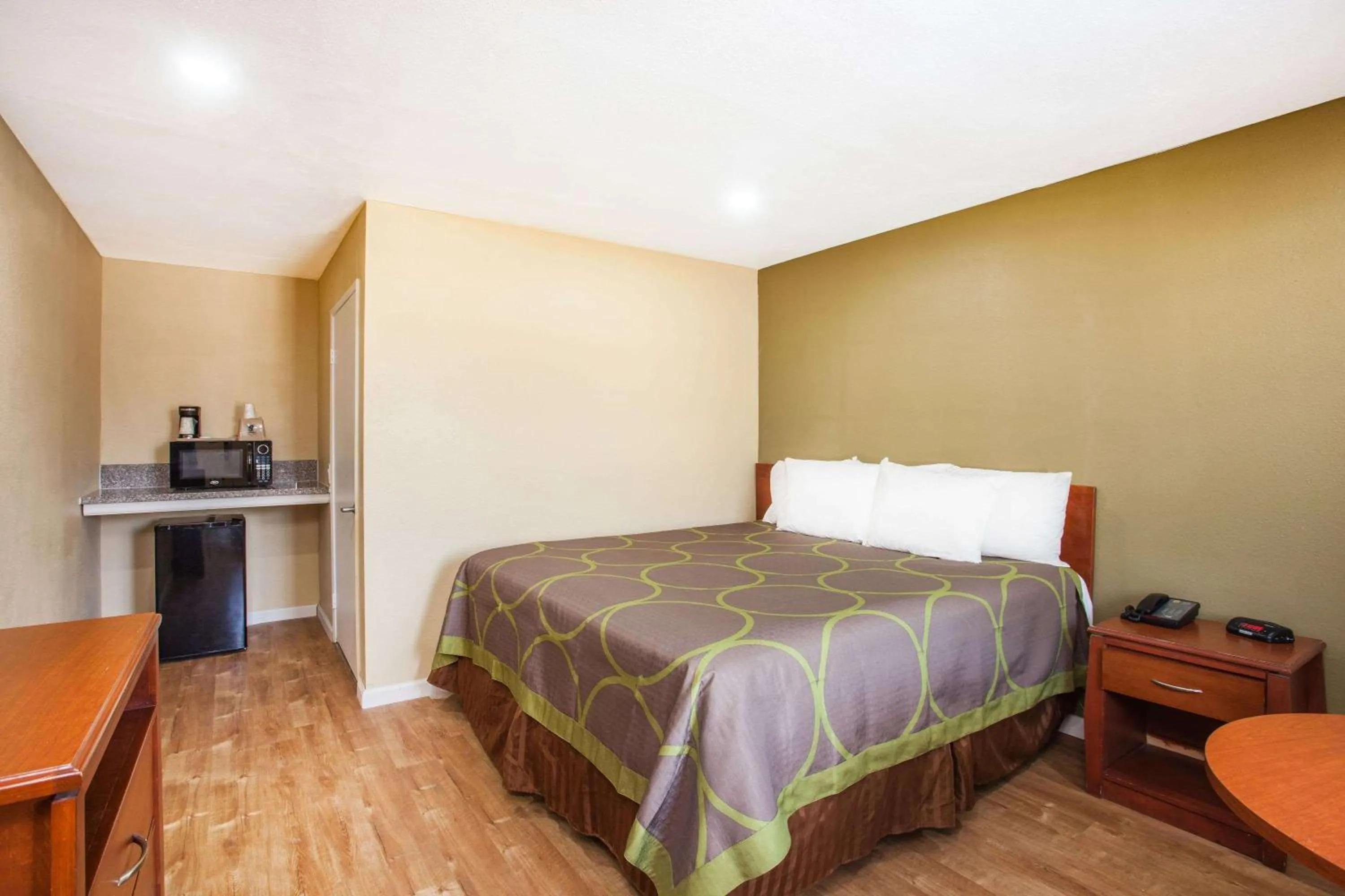 Photo of the whole room, Bed in Super 8 by Wyndham Redlands/San Bernardino