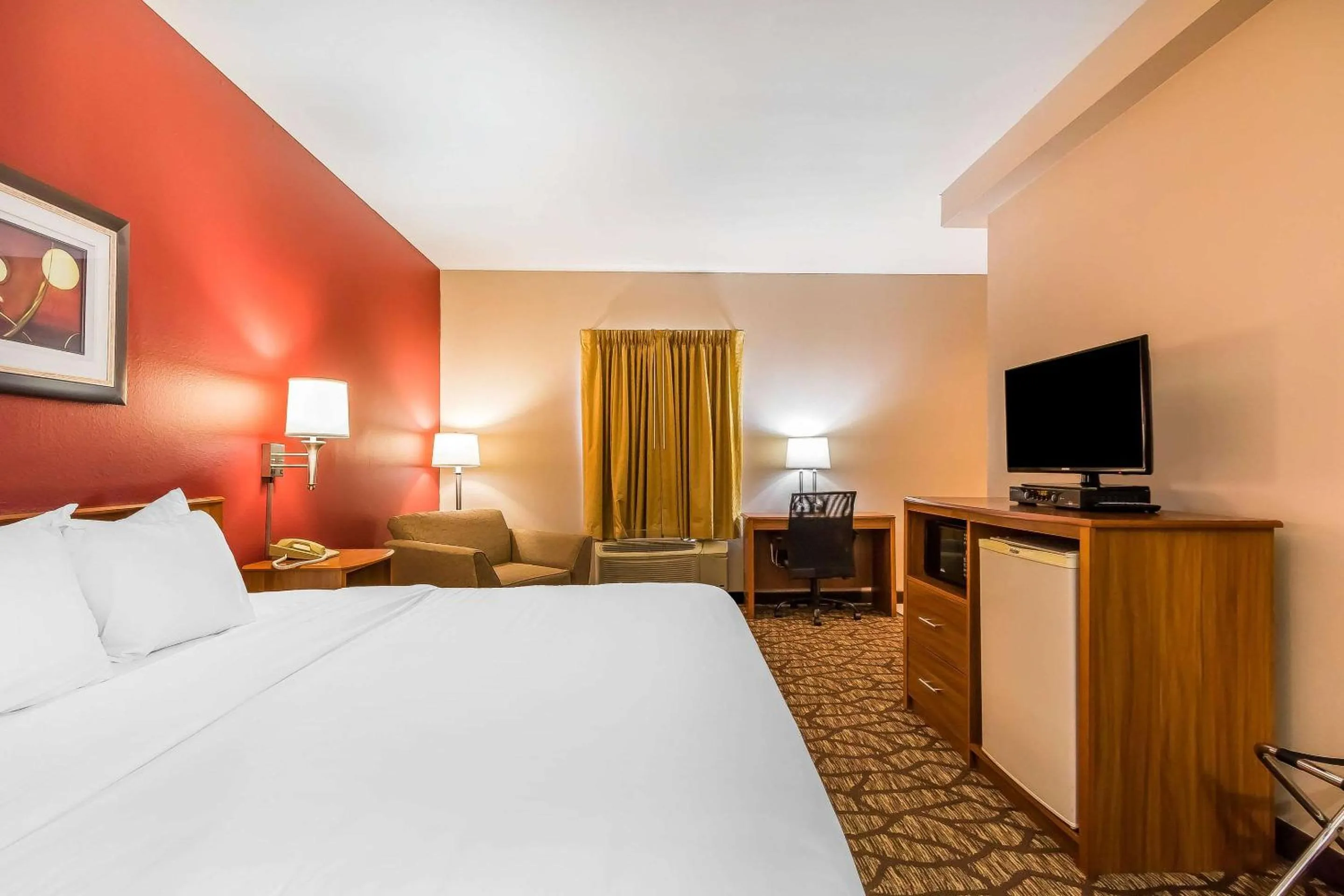 Photo of the whole room, Bed in Quality Inn & Suites Chesterfield Village