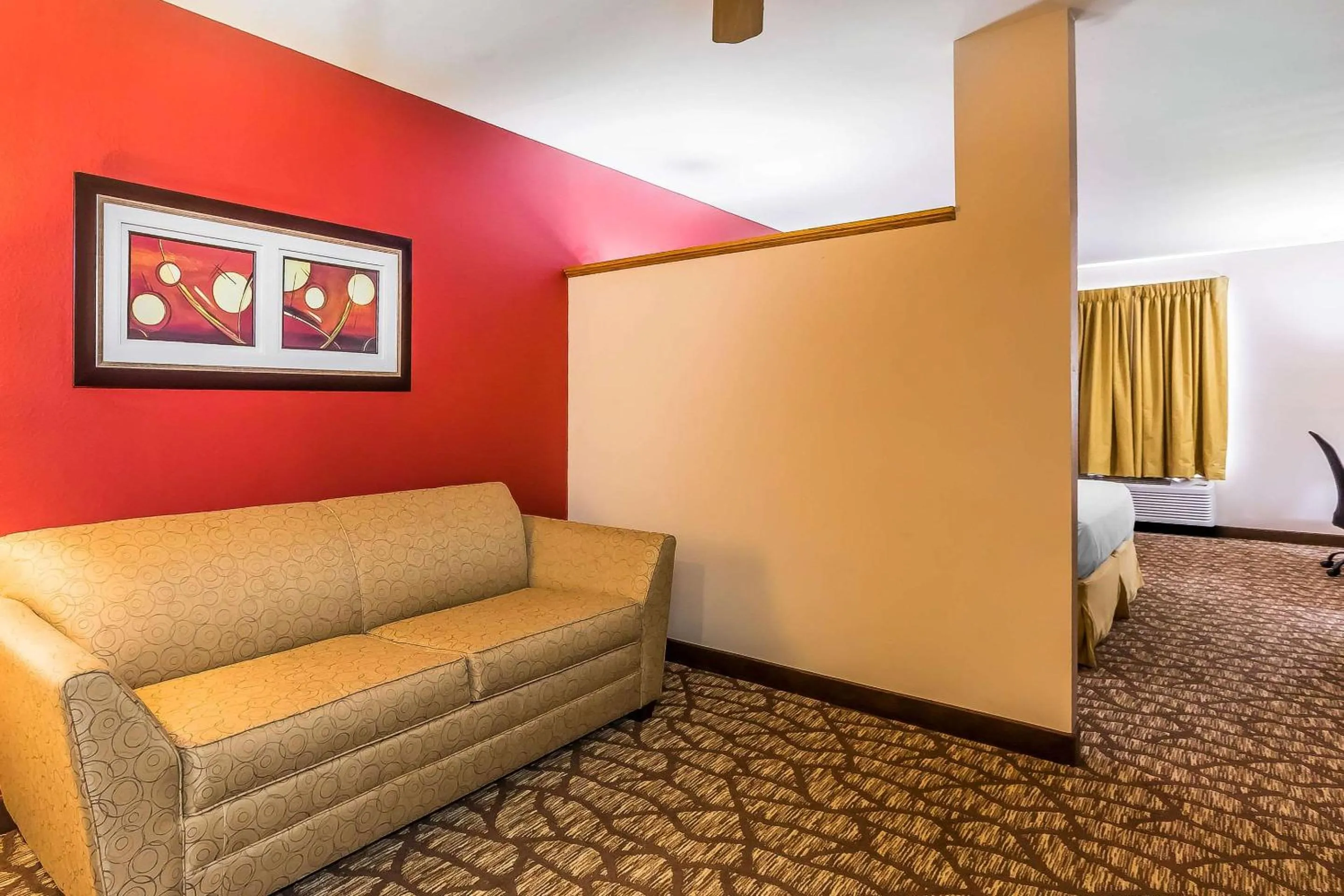 Photo of the whole room, Bed in Quality Inn & Suites Chesterfield Village