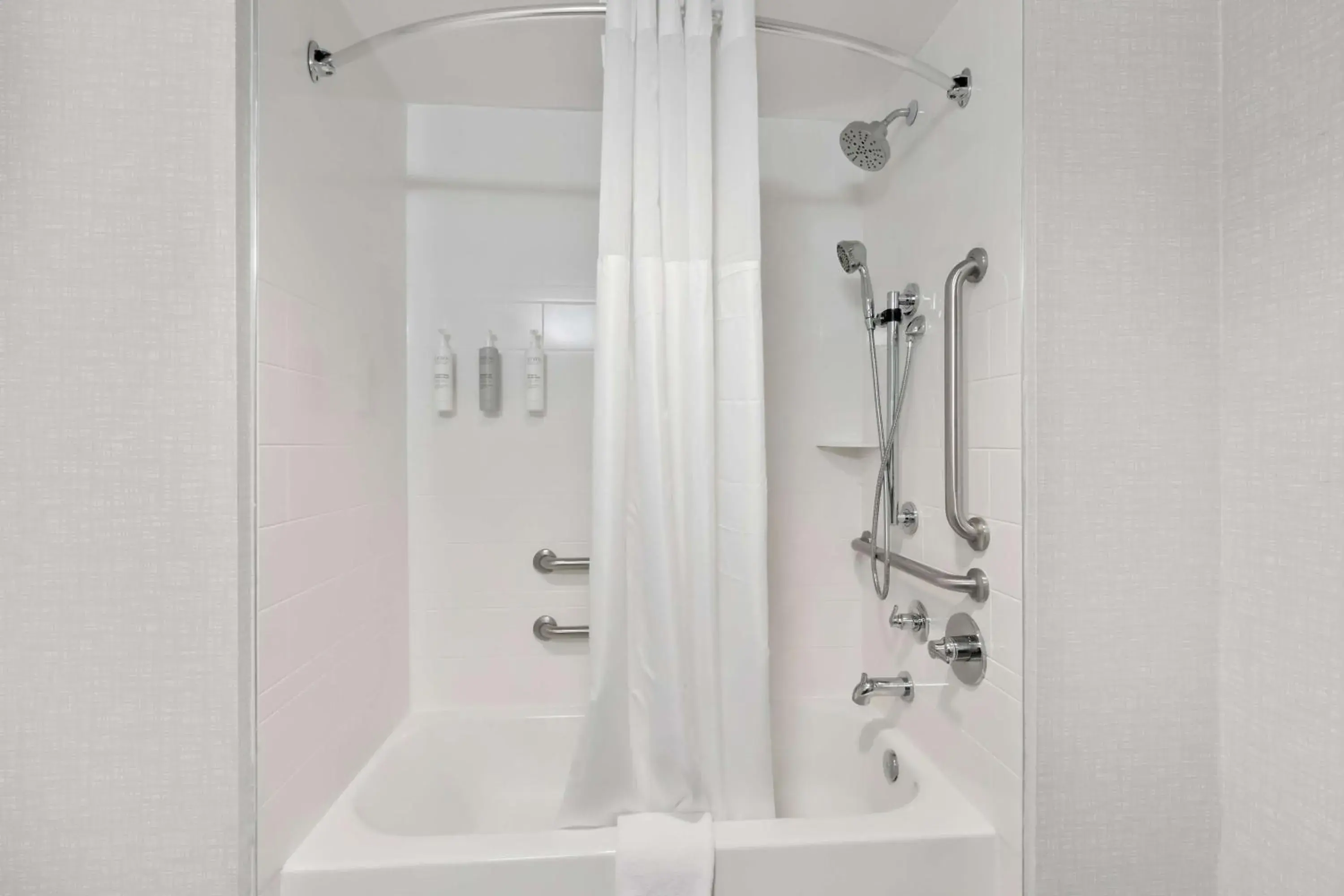 Bathroom in Hampton Inn & Suites Phoenix/Gilbert Bathroom in Hampton Inn & Suites Phoenix/Gilbert