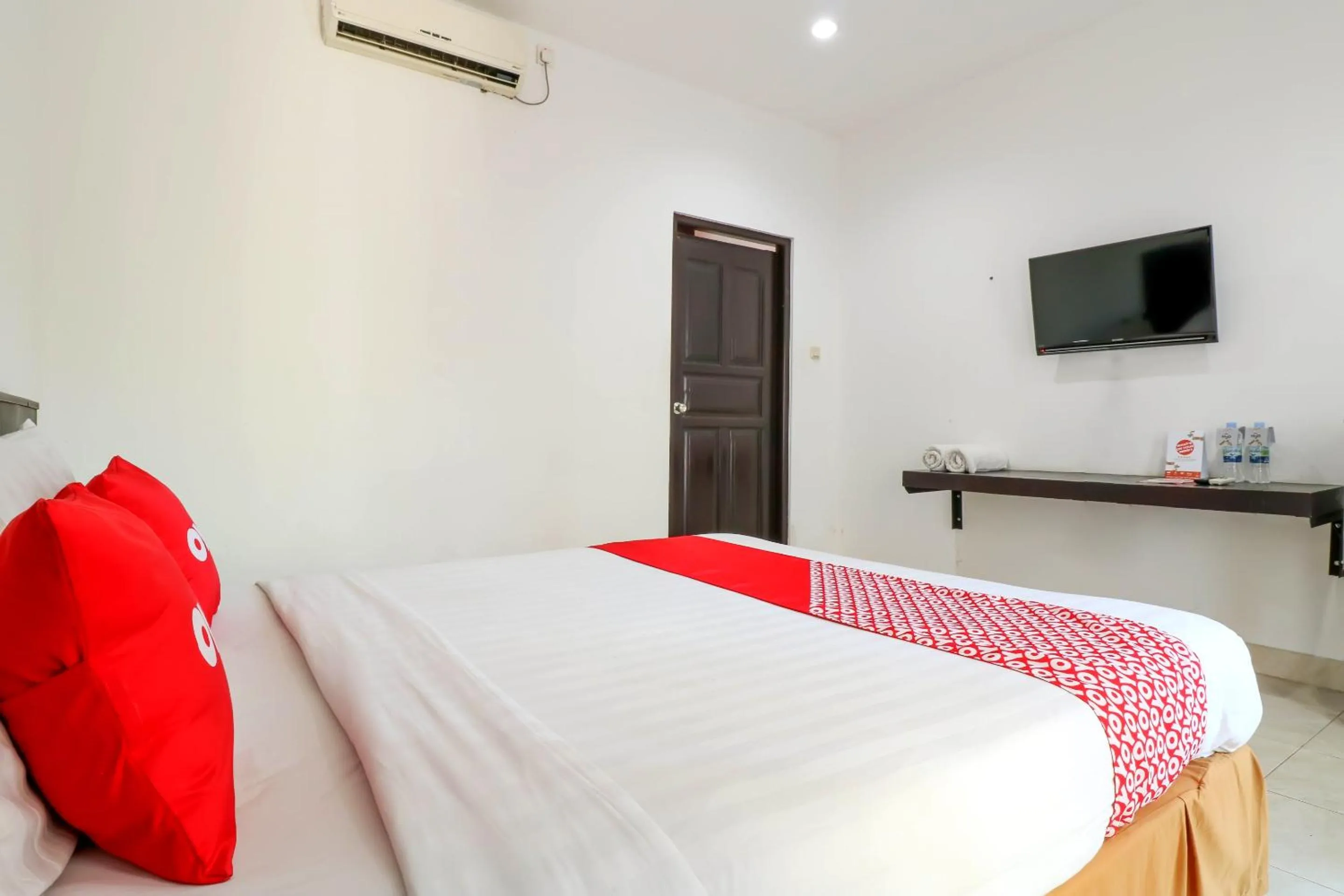 Bedroom, Bed in Capital O 1666 Grand Pudjawan Hotel Near Kuta Beach