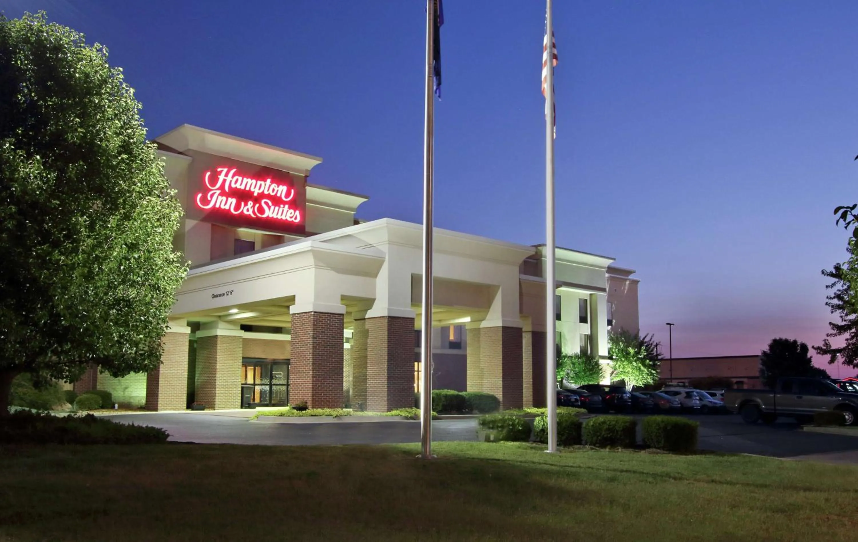 Property building in Hampton Inn & Suites Murray