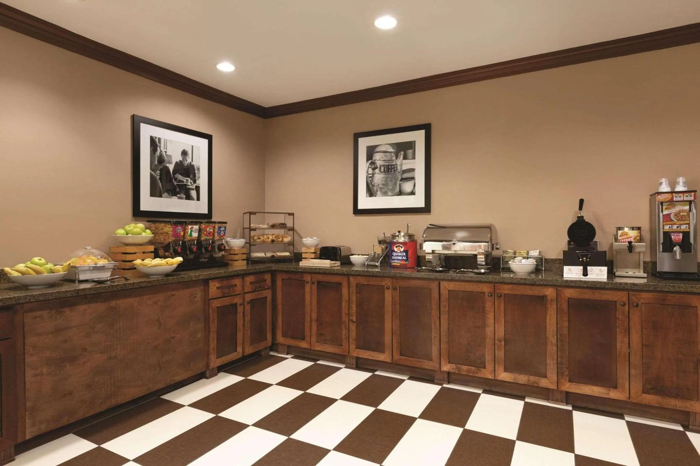 Breakfast in Country Inn & Suites by Radisson, Portland, TX