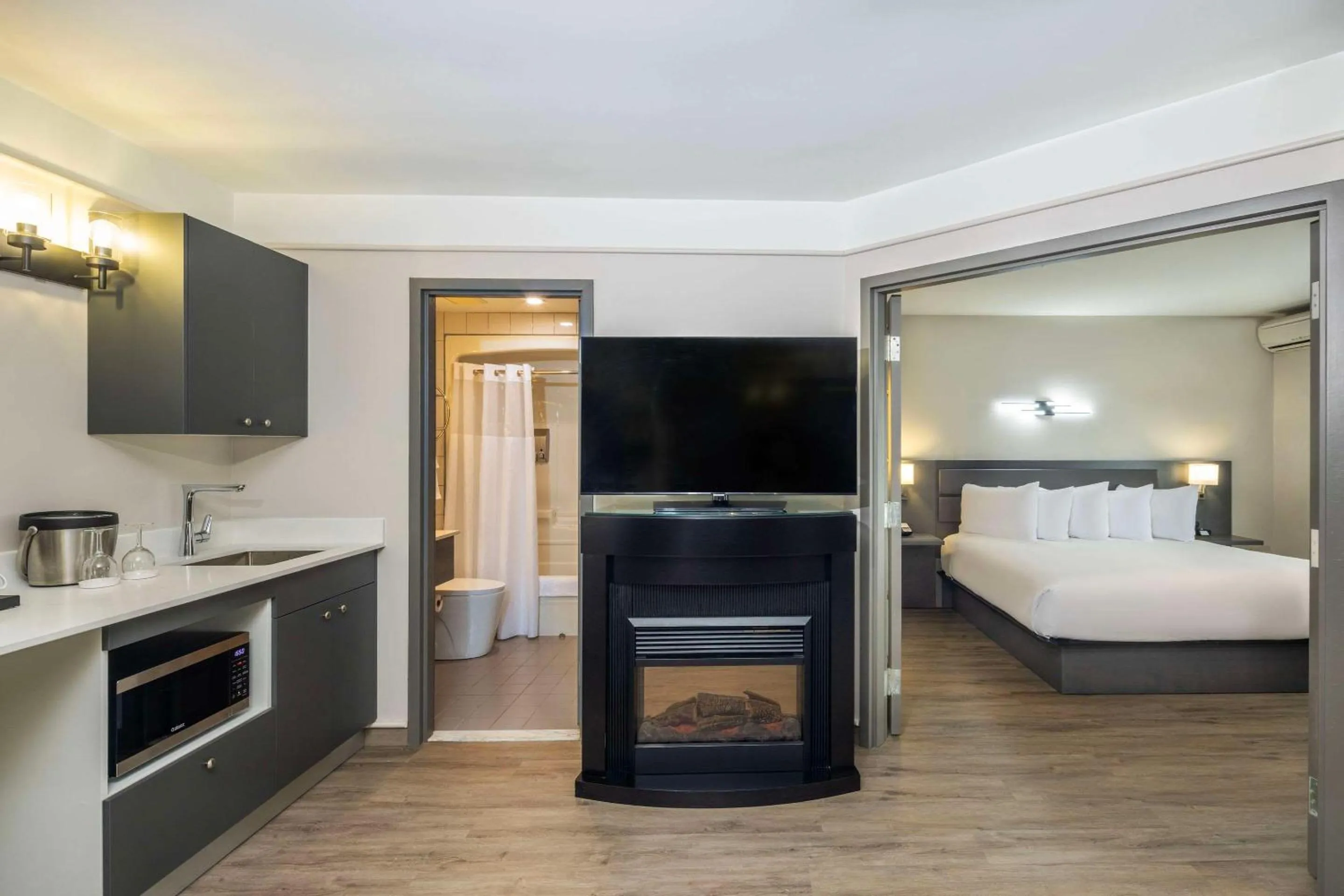 Bedroom, Bed in Les Suites de Laviolette, an Ascend Collection Hotel