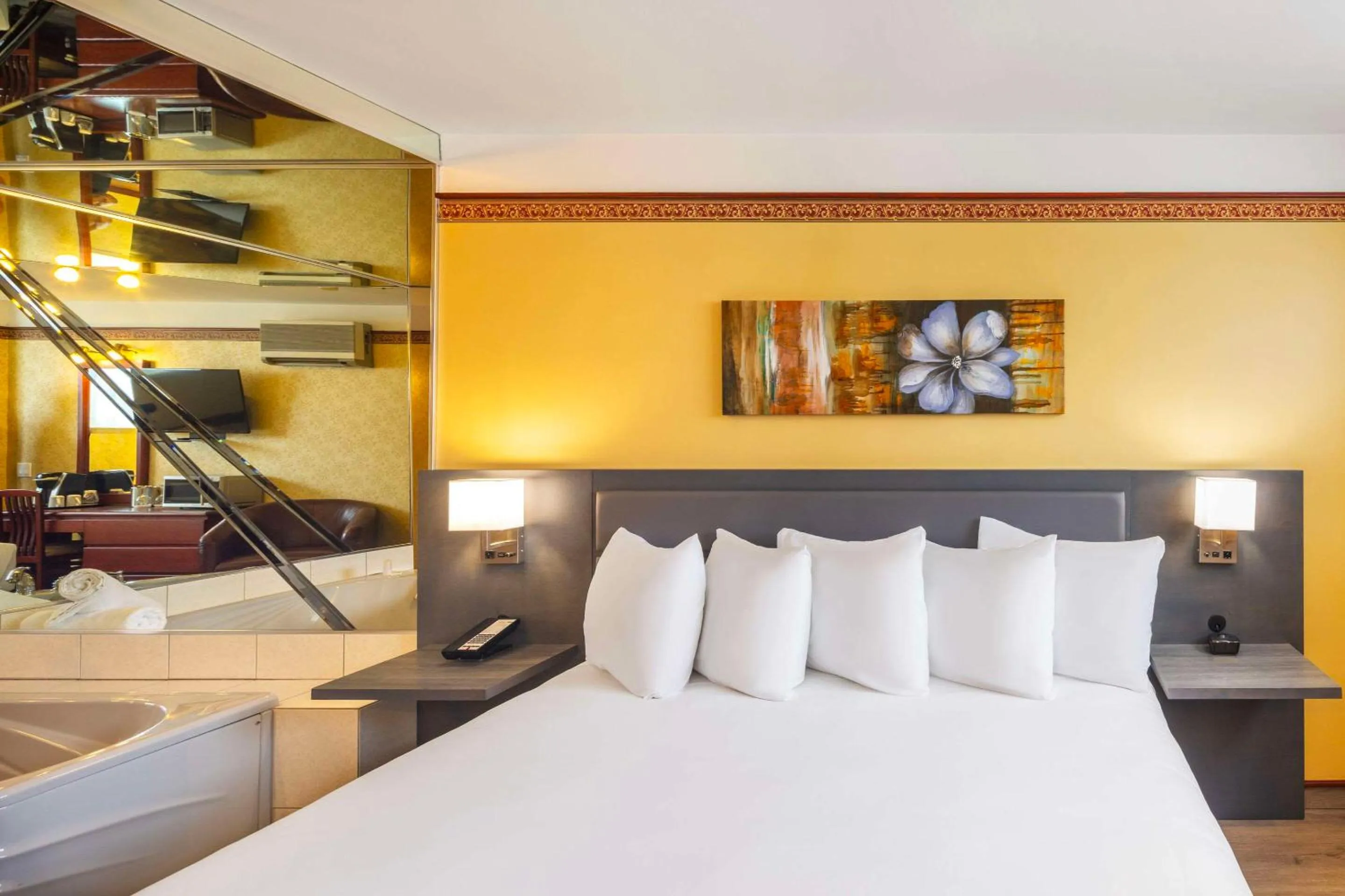 Bedroom, Bed in Les Suites de Laviolette, an Ascend Collection Hotel