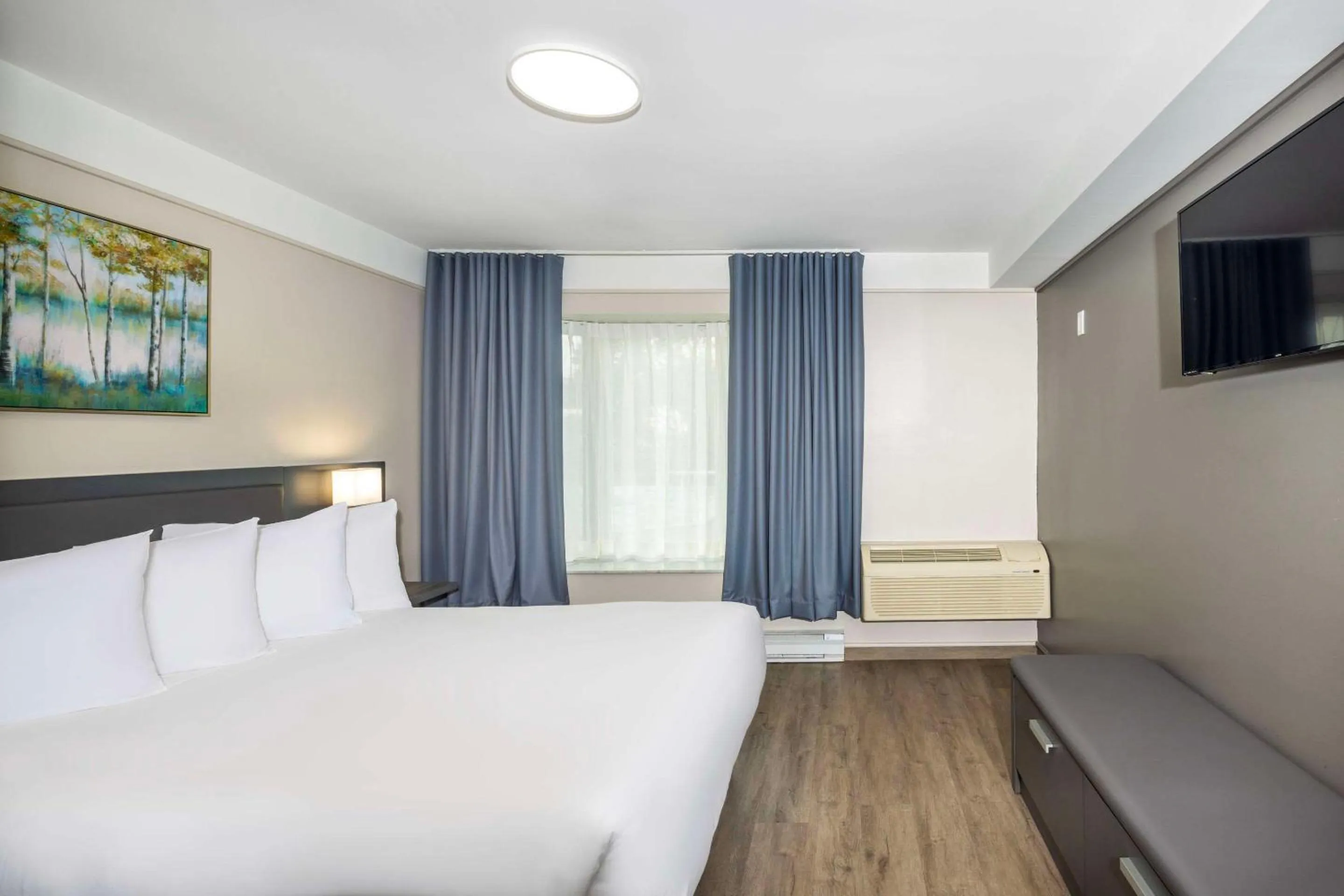 Bedroom, Bed in Les Suites de Laviolette, an Ascend Collection Hotel