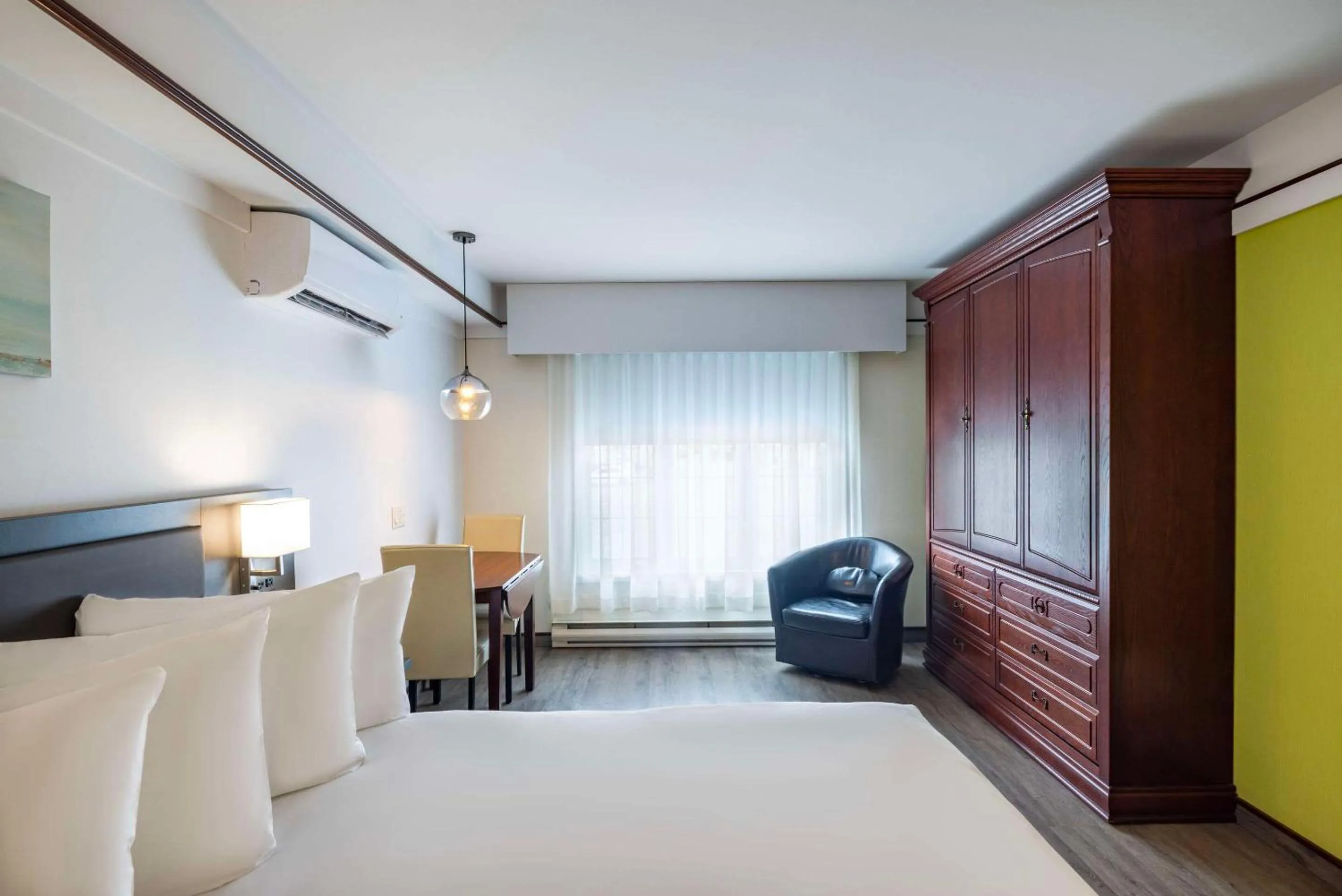 Bedroom, Bed in Les Suites de Laviolette, an Ascend Collection Hotel