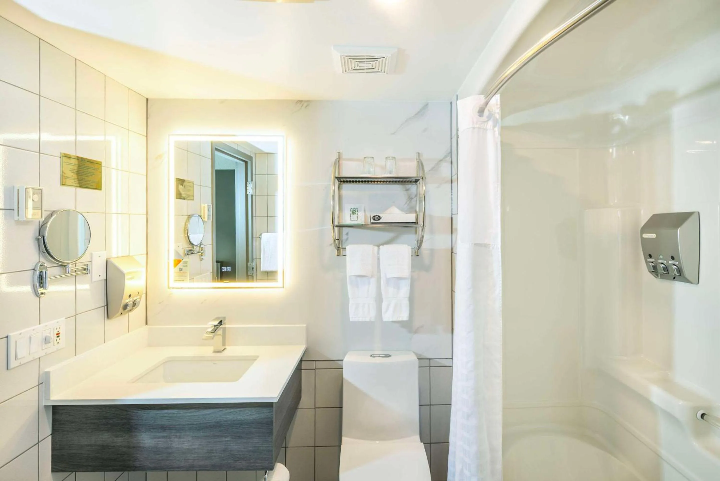 Bedroom in Les Suites de Laviolette, an Ascend Collection Hotel