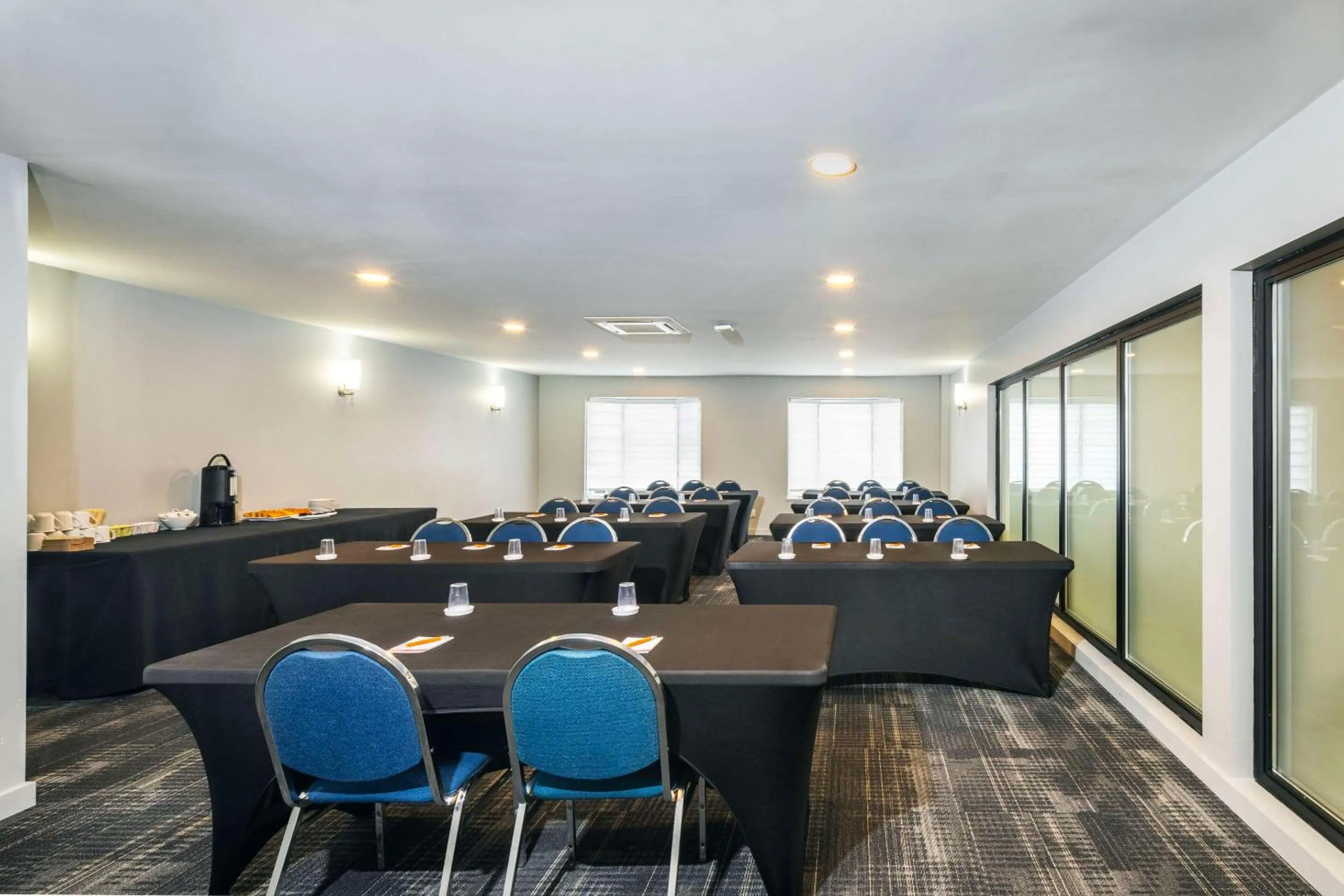 Meeting/conference room in Les Suites de Laviolette, an Ascend Collection Hotel