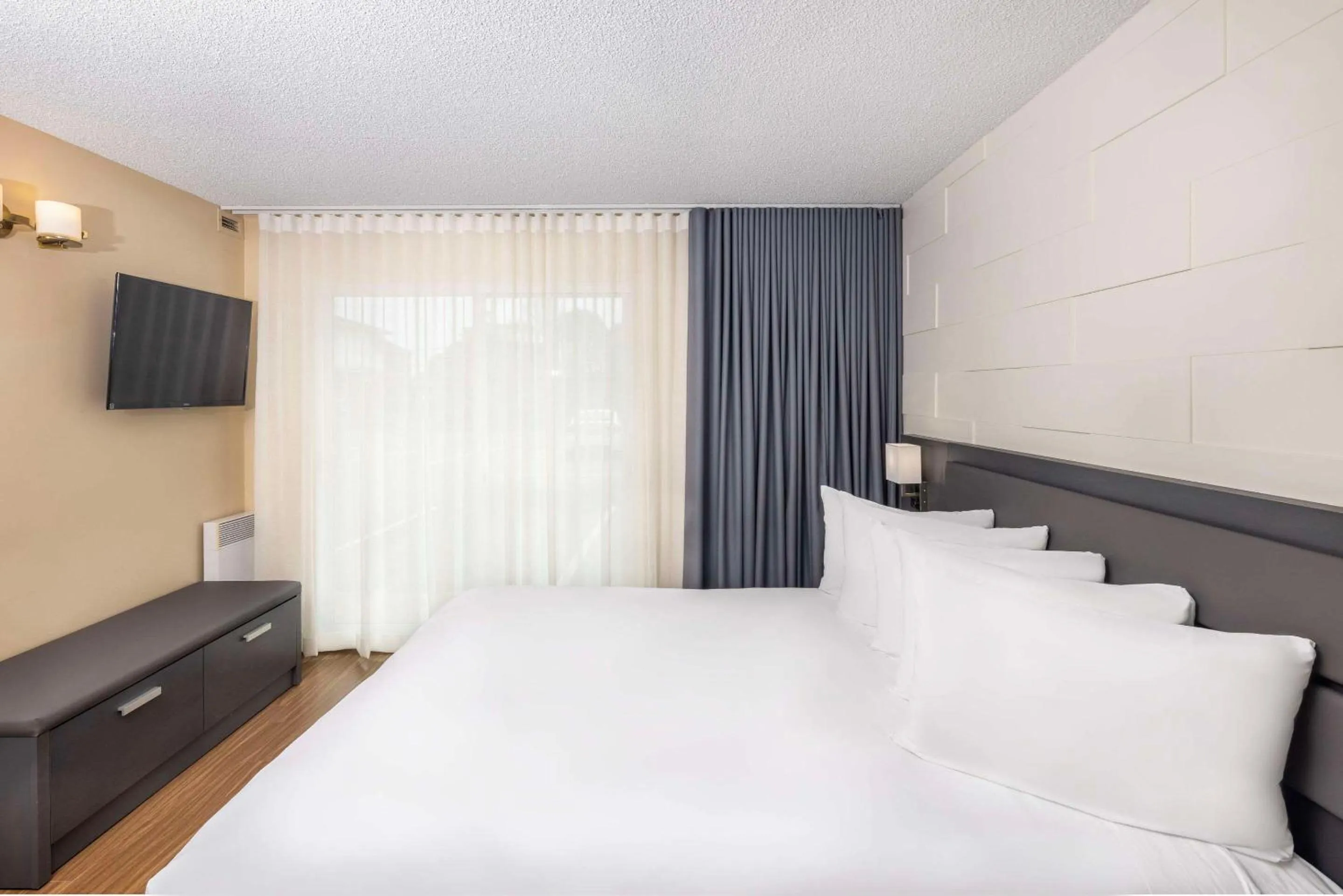 Bedroom, Bed in Les Suites de Laviolette, an Ascend Collection Hotel