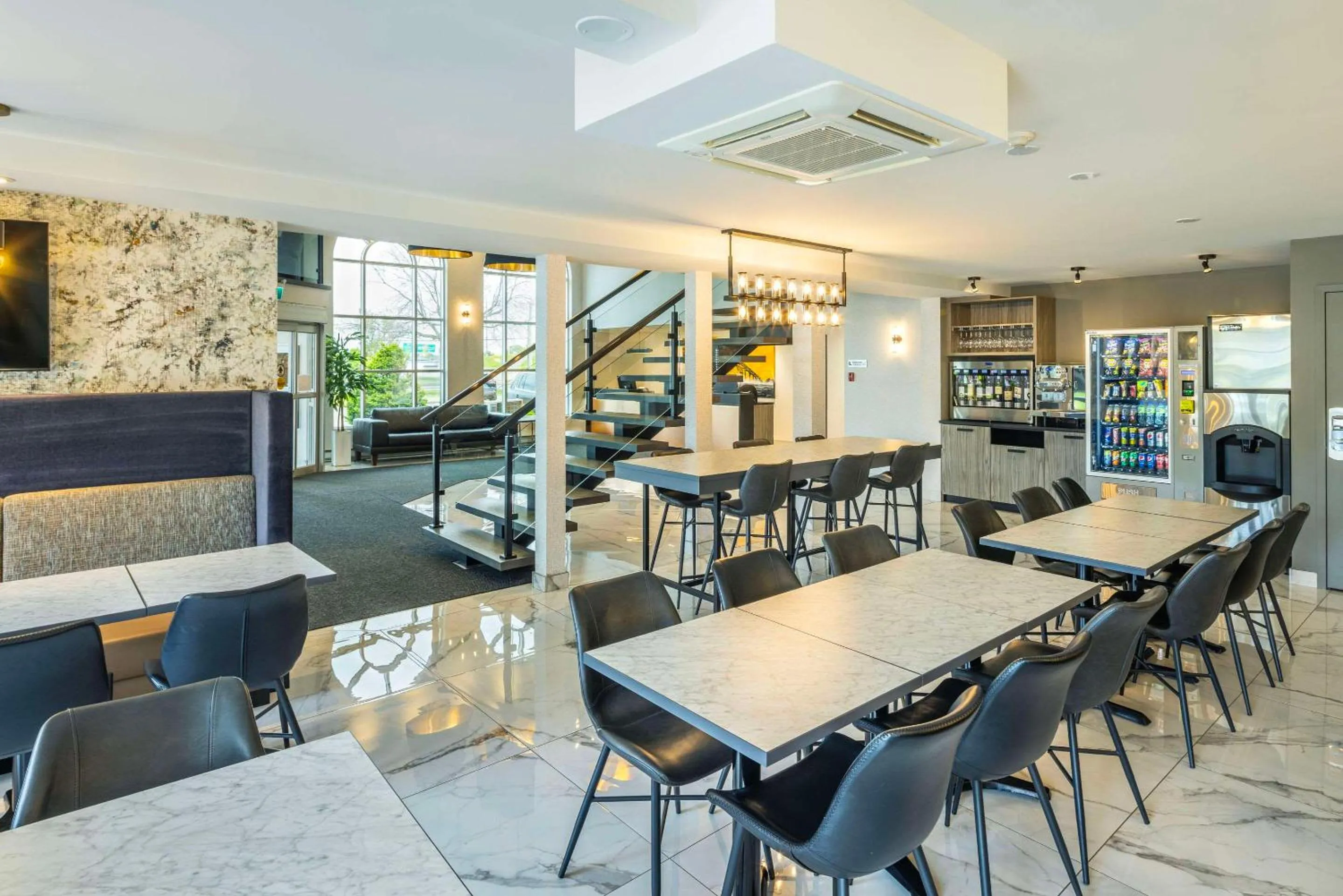 Lounge or bar in Les Suites de Laviolette, an Ascend Collection Hotel