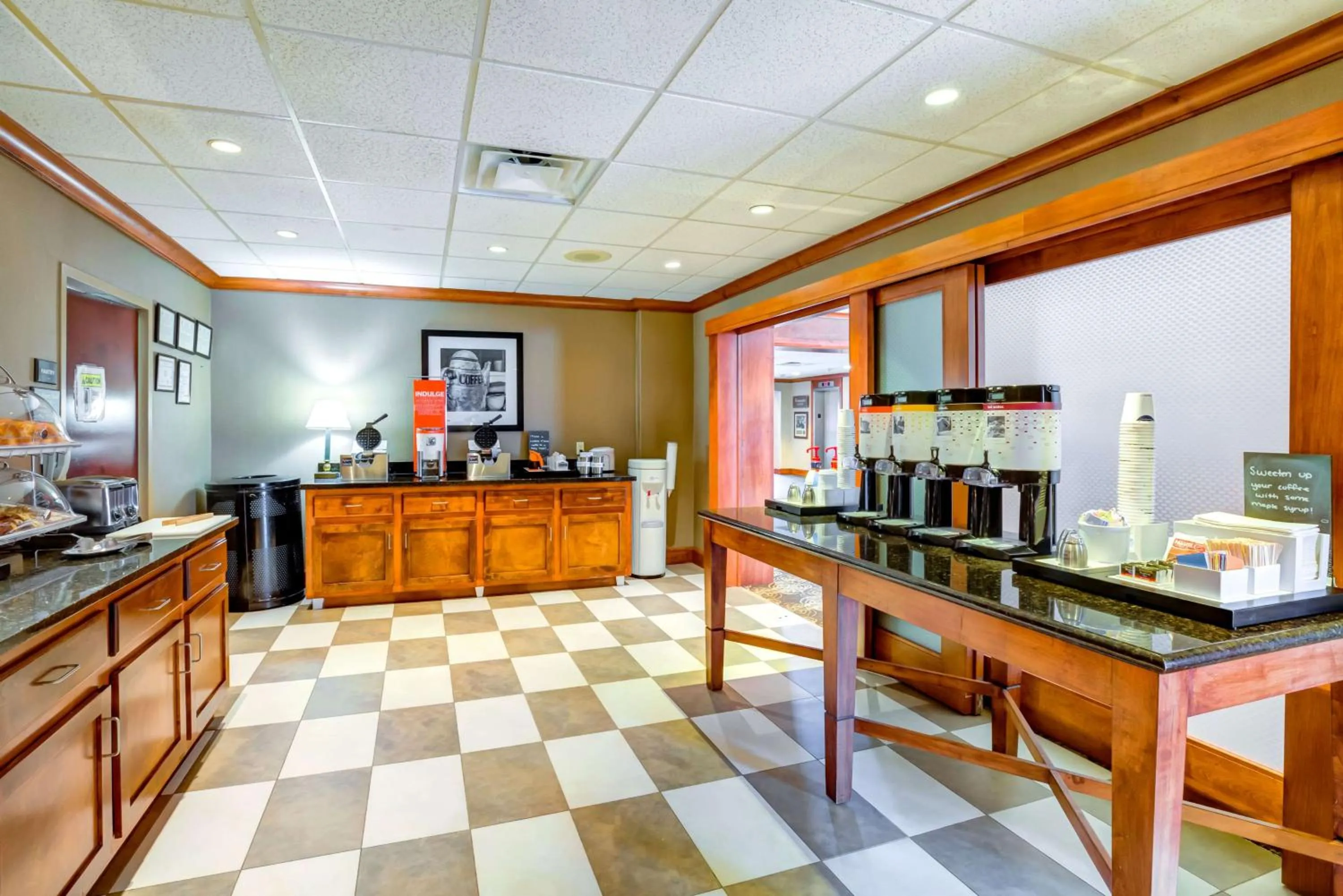 Dining area in Hampton Inn Boston-Norwood