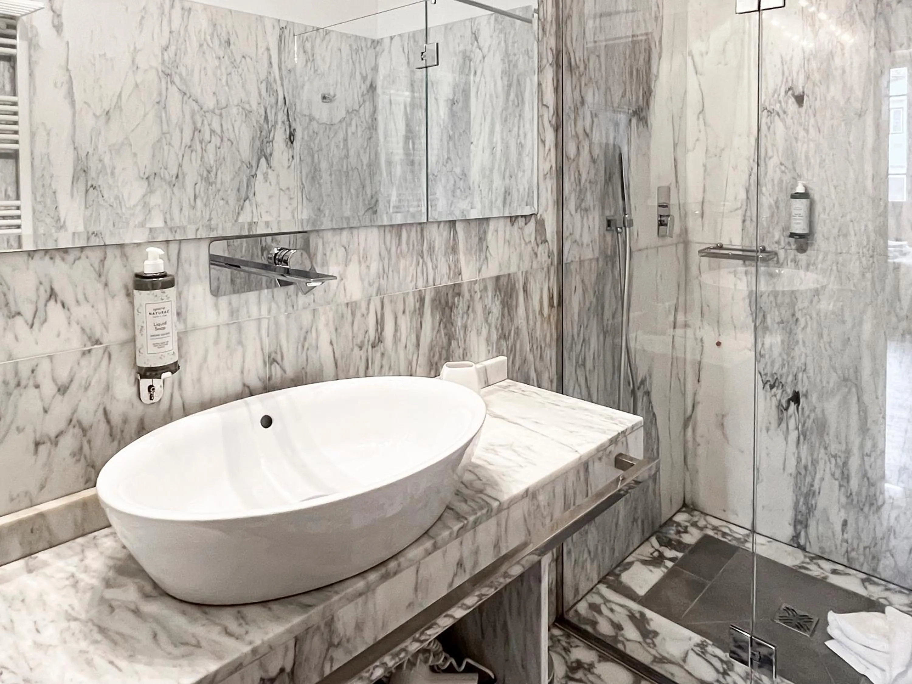 Shower in Hotel la Scala