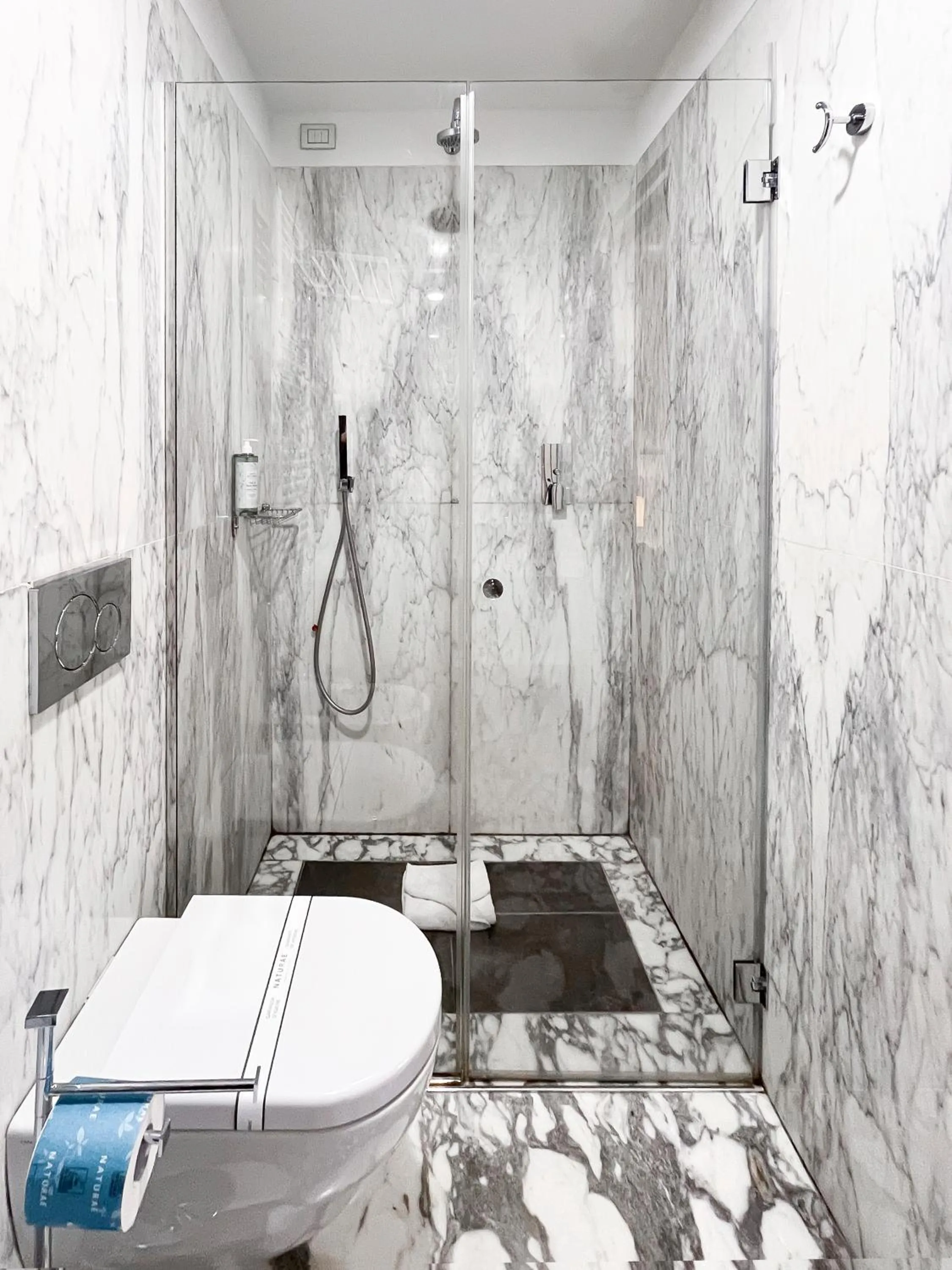 Shower in Hotel la Scala