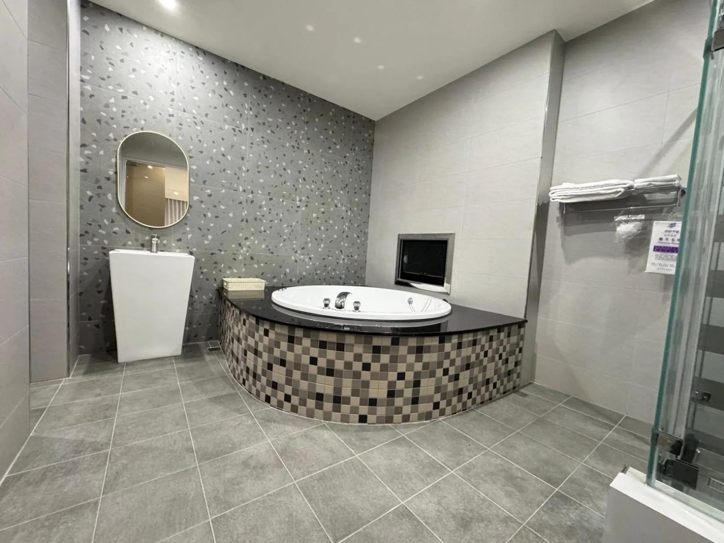 Romantic Code Art Motel