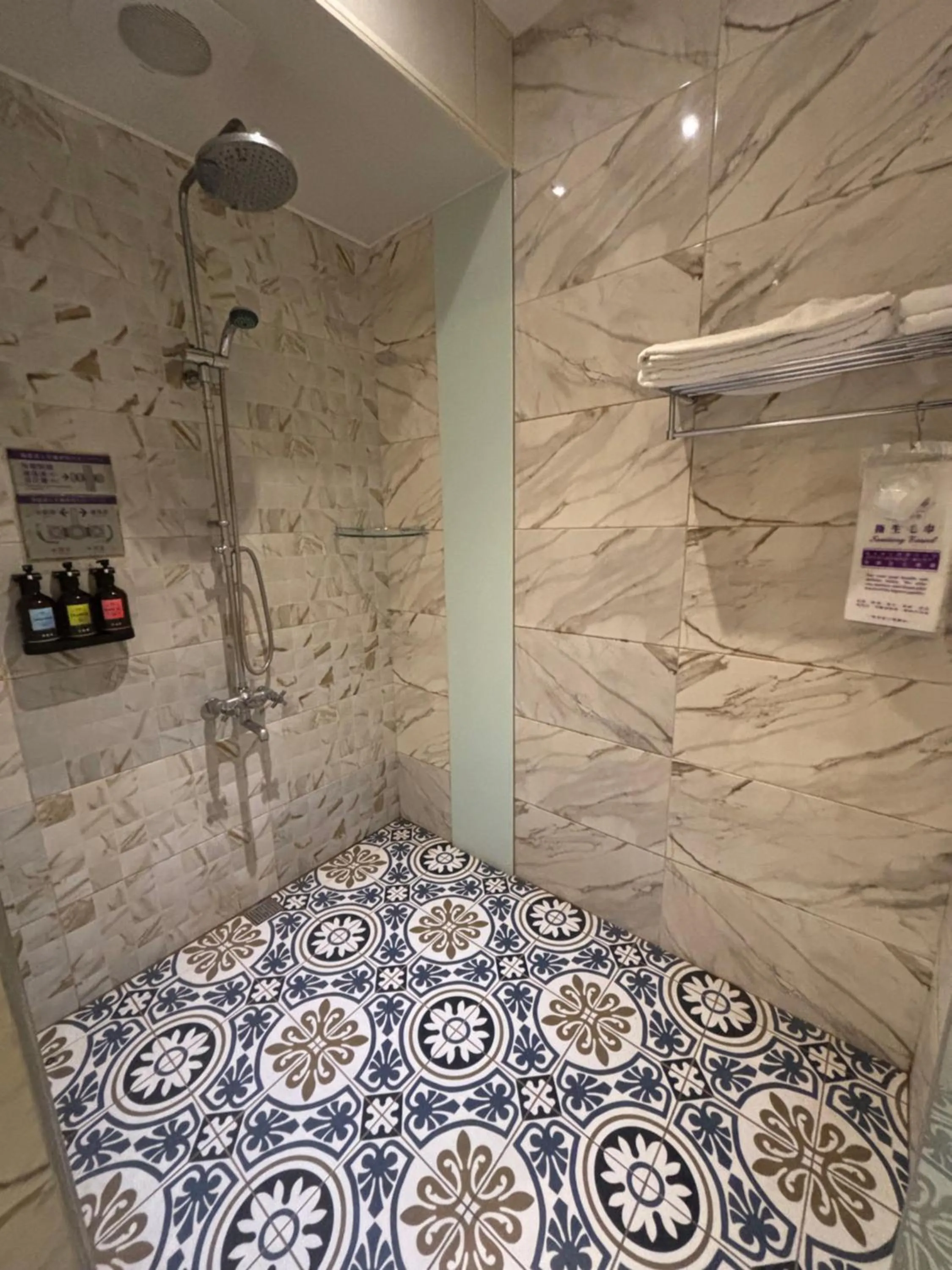 Romantic Code Art Motel