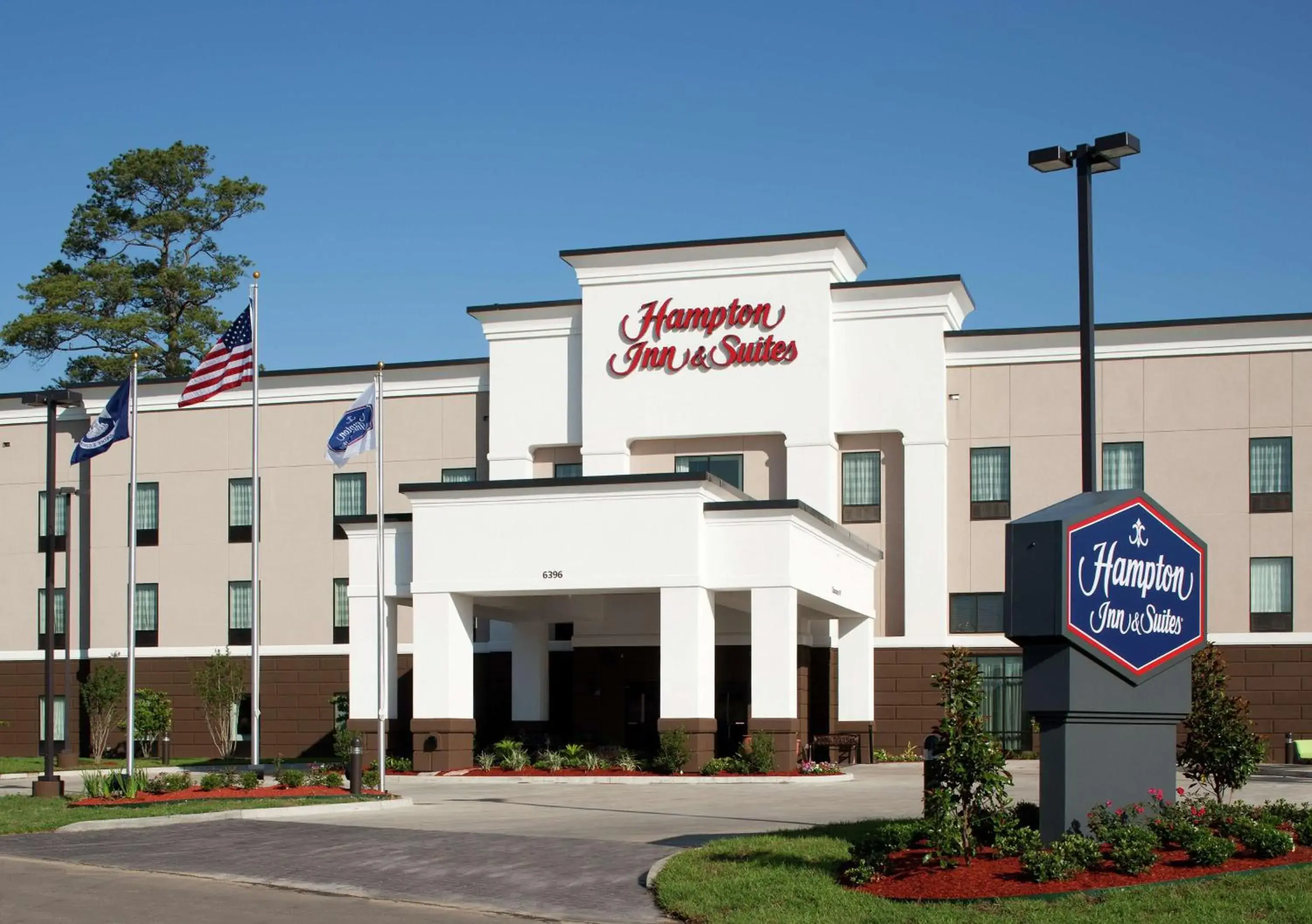 Property building in Hampton Inn and Suites Marksville Property building in Hampton Inn and Suites Marksville