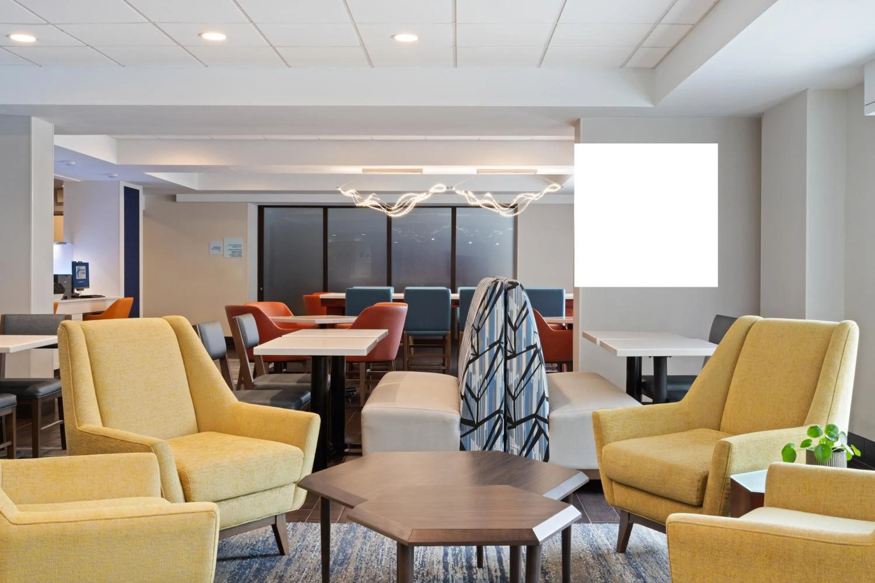 Lobby or reception in Holiday Inn Express & Suites Cincinnati Riverfront by IHG