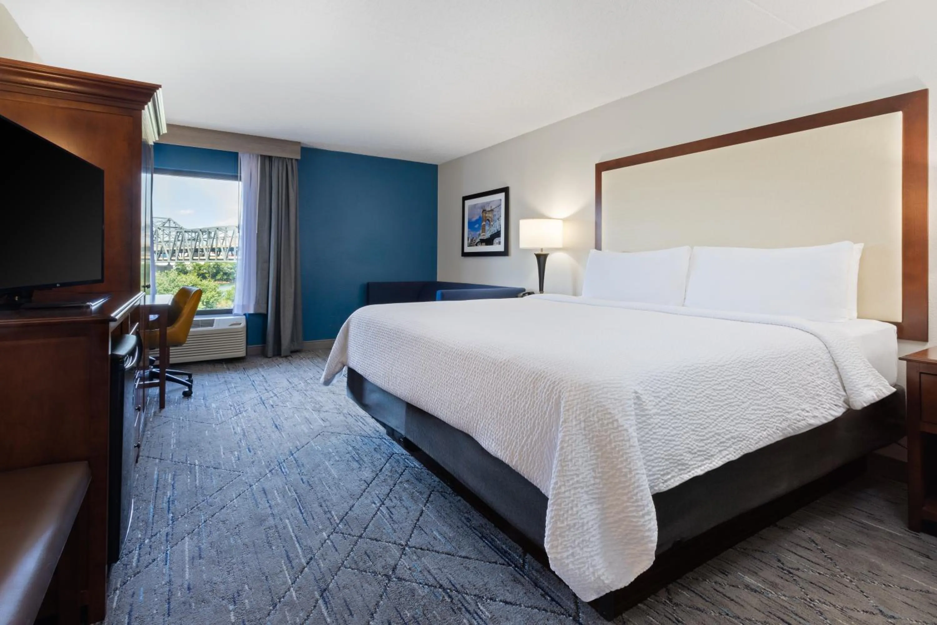 Bedroom, Bed in Holiday Inn Express & Suites Cincinnati Riverfront by IHG