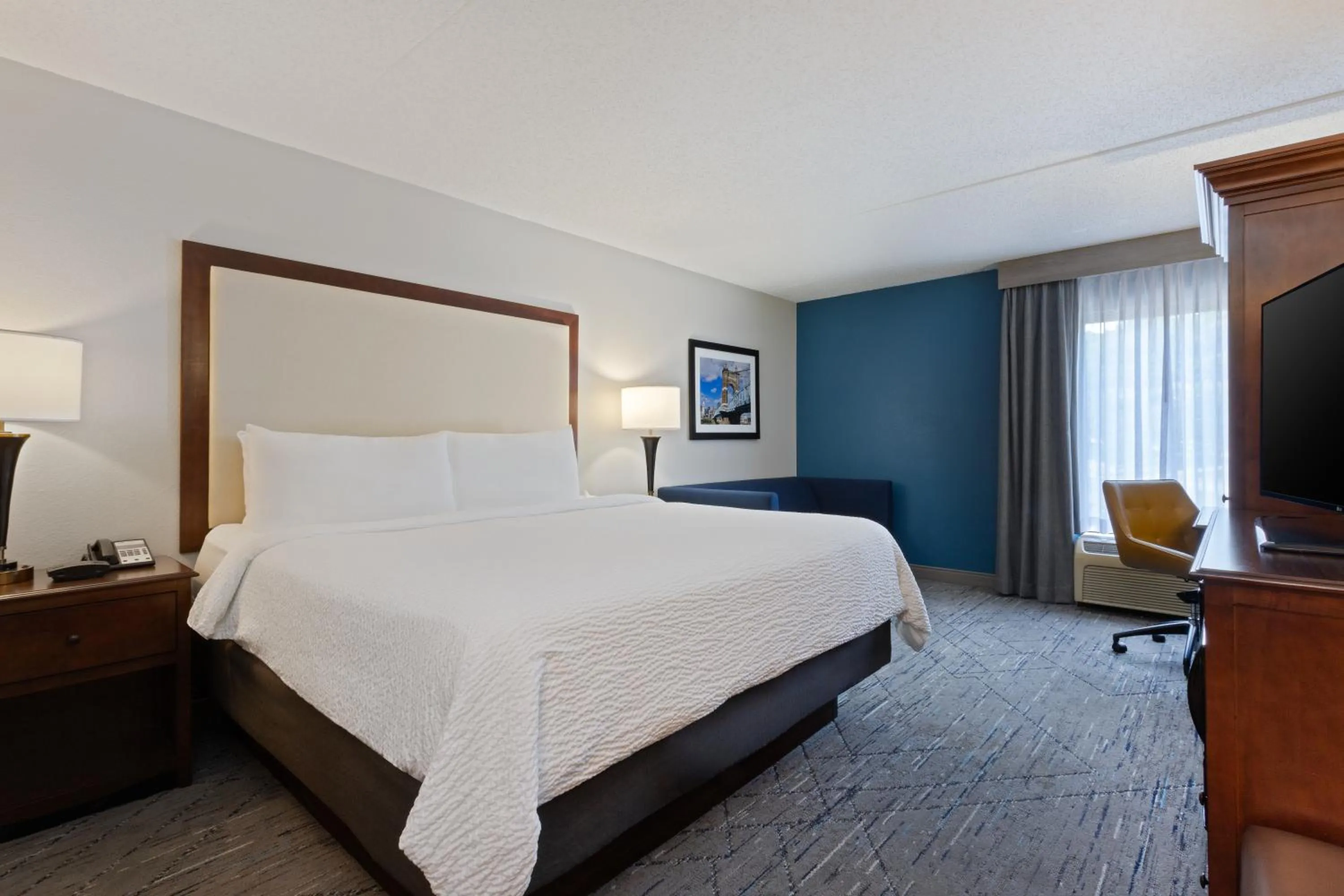 Bedroom, Bed in Holiday Inn Express & Suites Cincinnati Riverfront by IHG