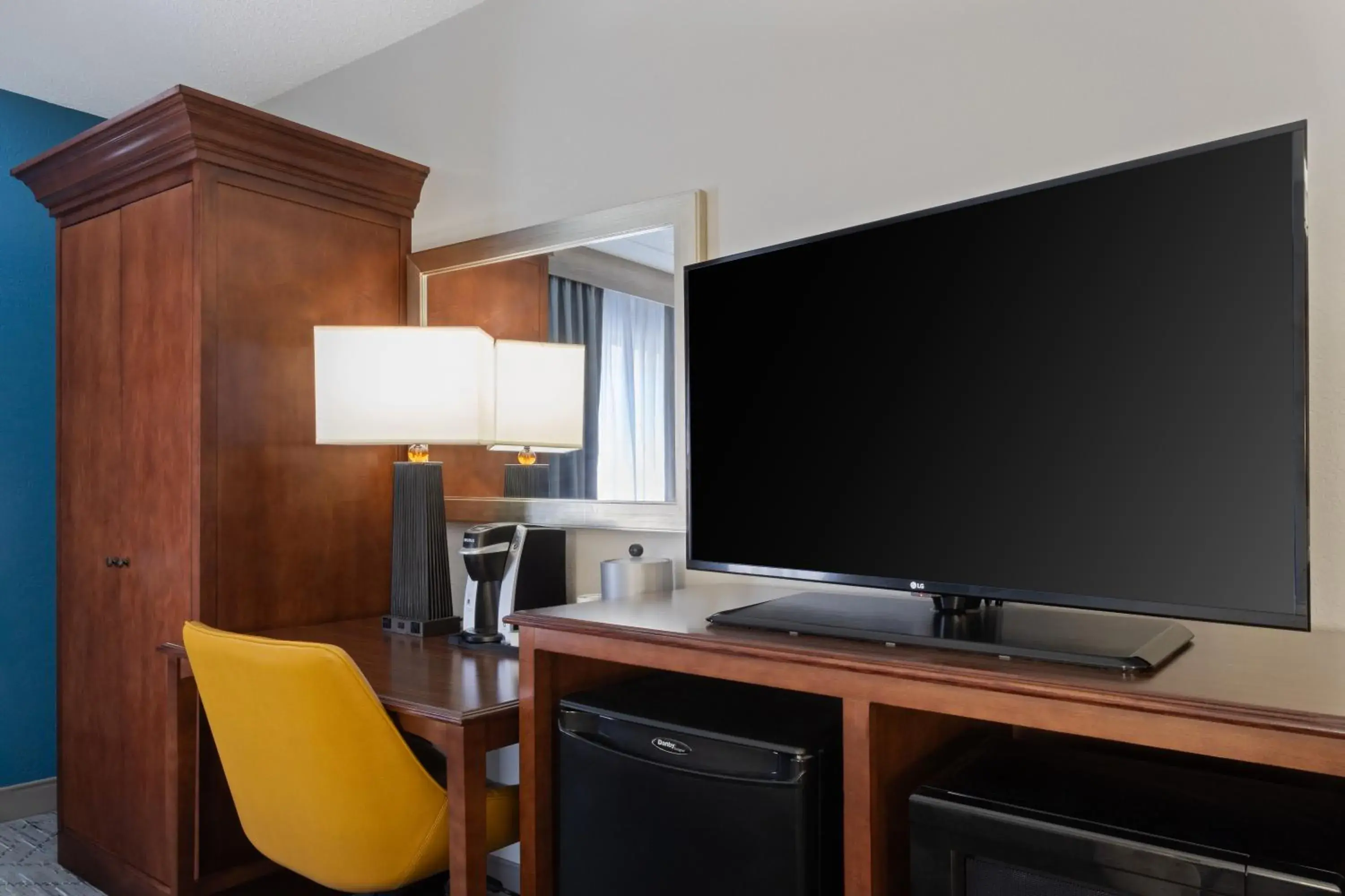 Bedroom in Holiday Inn Express & Suites Cincinnati Riverfront by IHG Bedroom in Holiday Inn Express & Suites Cincinnati Riverfront by IHG