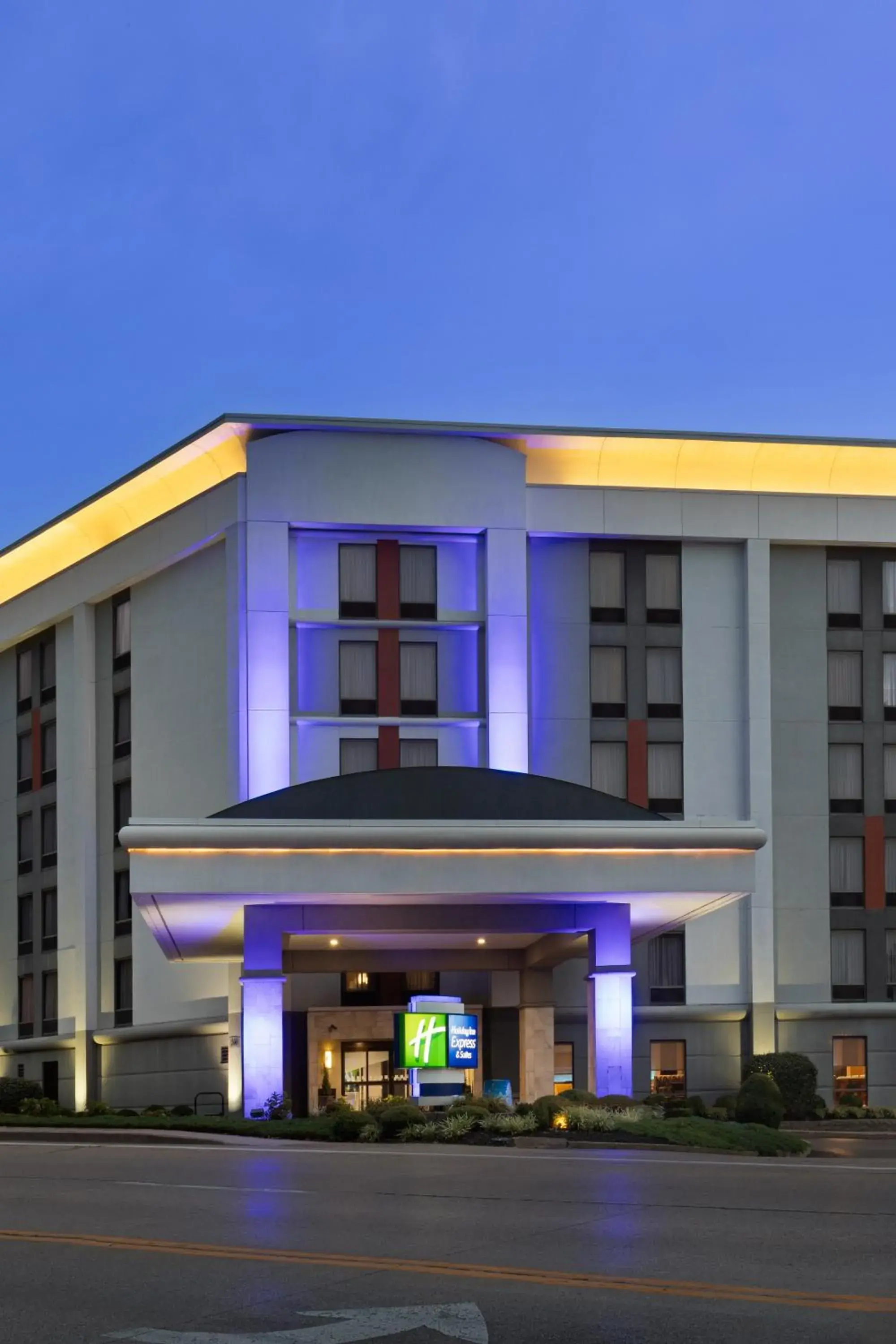 Property building in Holiday Inn Express & Suites Cincinnati Riverfront by IHG Property building in Holiday Inn Express & Suites Cincinnati Riverfront by IHG