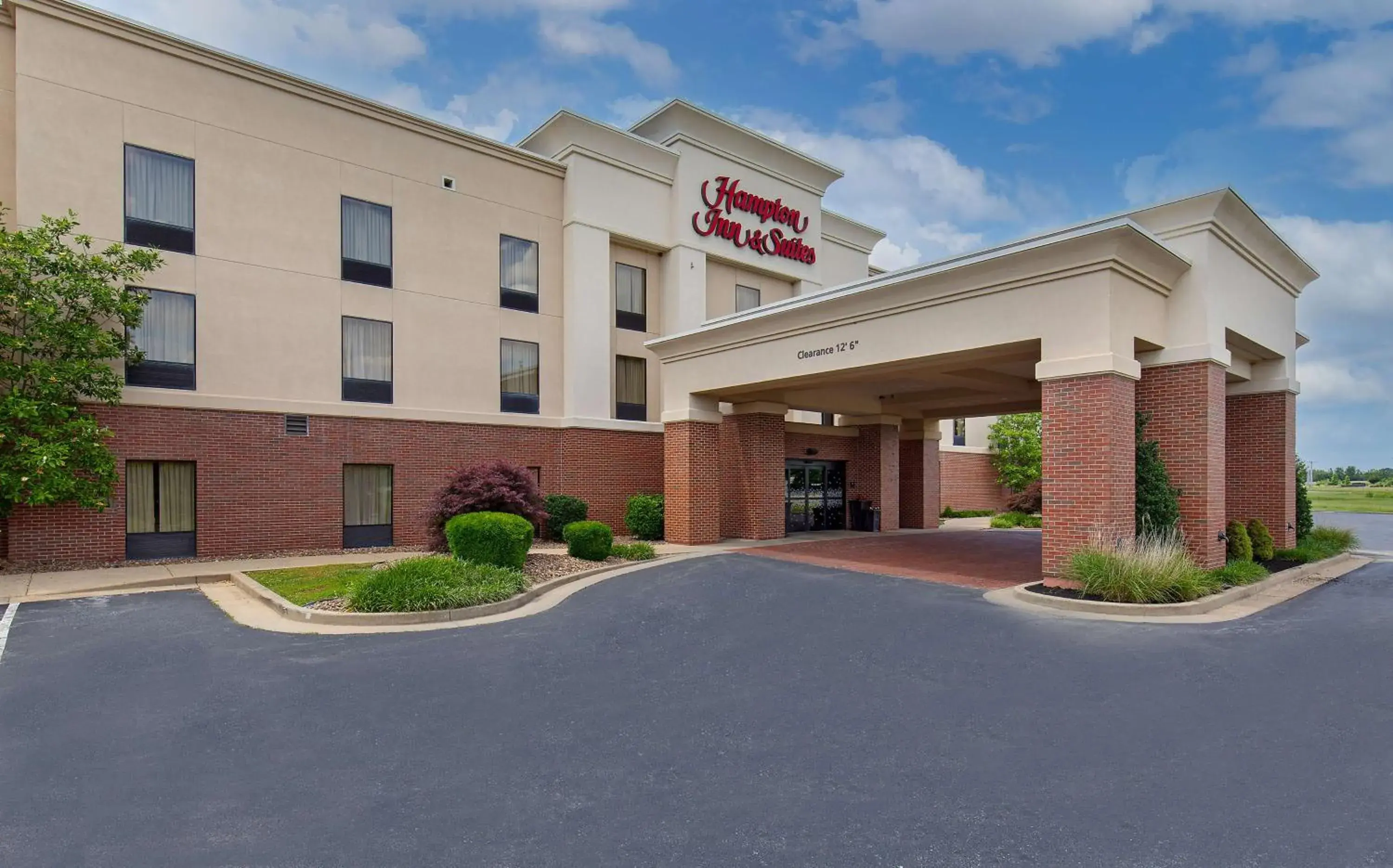 Property building in Hampton Inn & Suites Madisonville Property building in Hampton Inn & Suites Madisonville