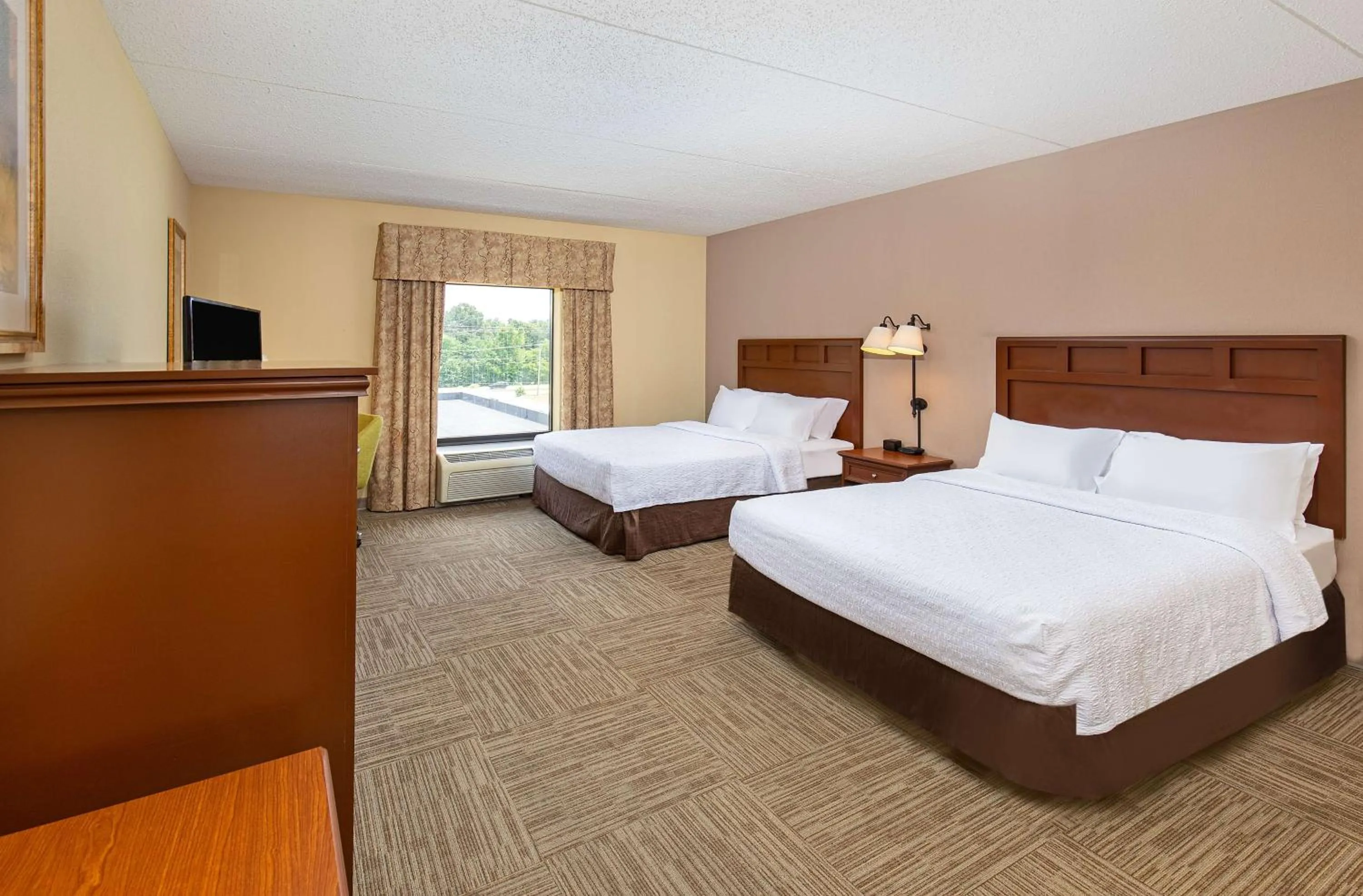 Bed in Hampton Inn & Suites Madisonville