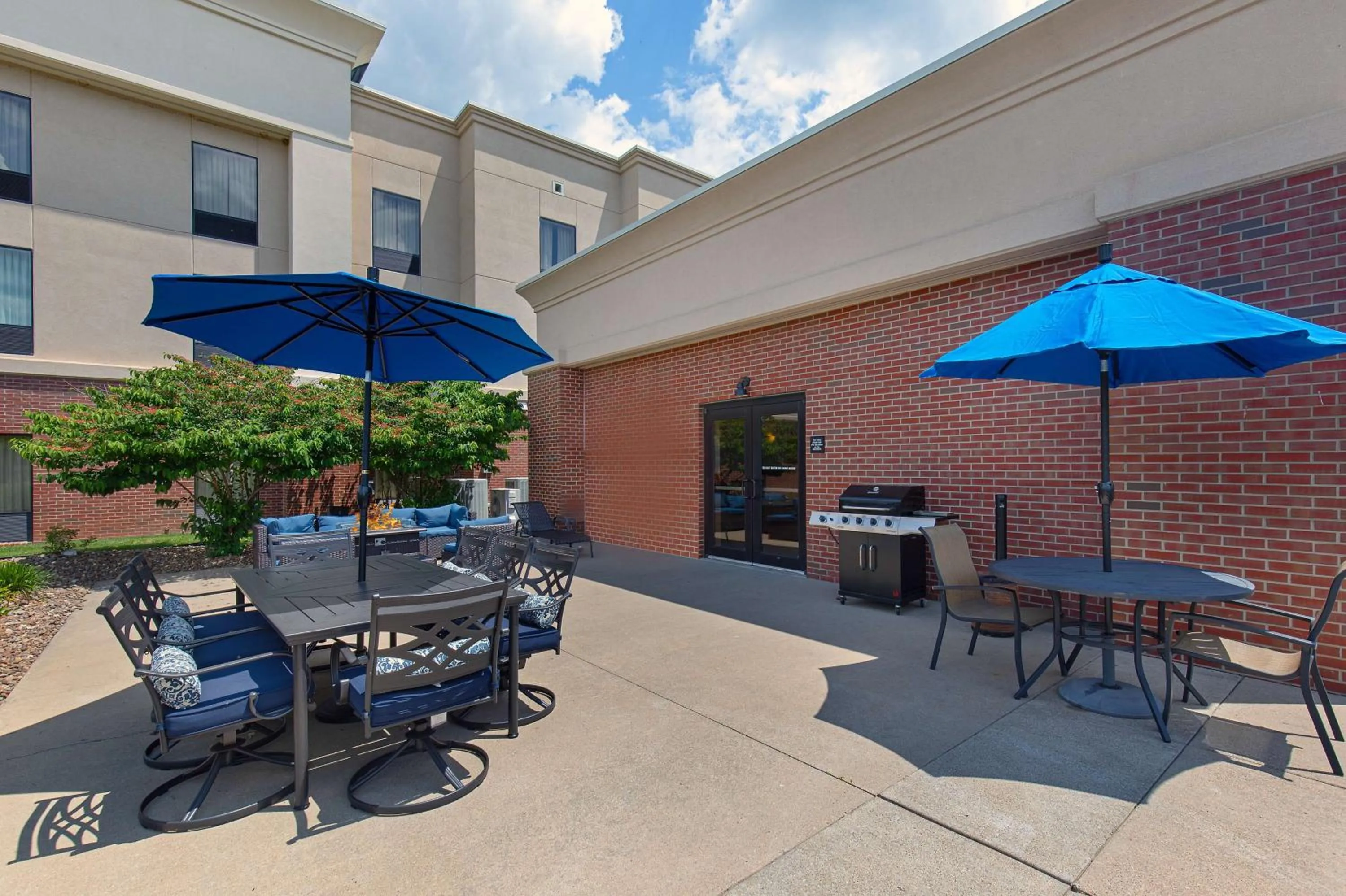 Patio in Hampton Inn & Suites Madisonville