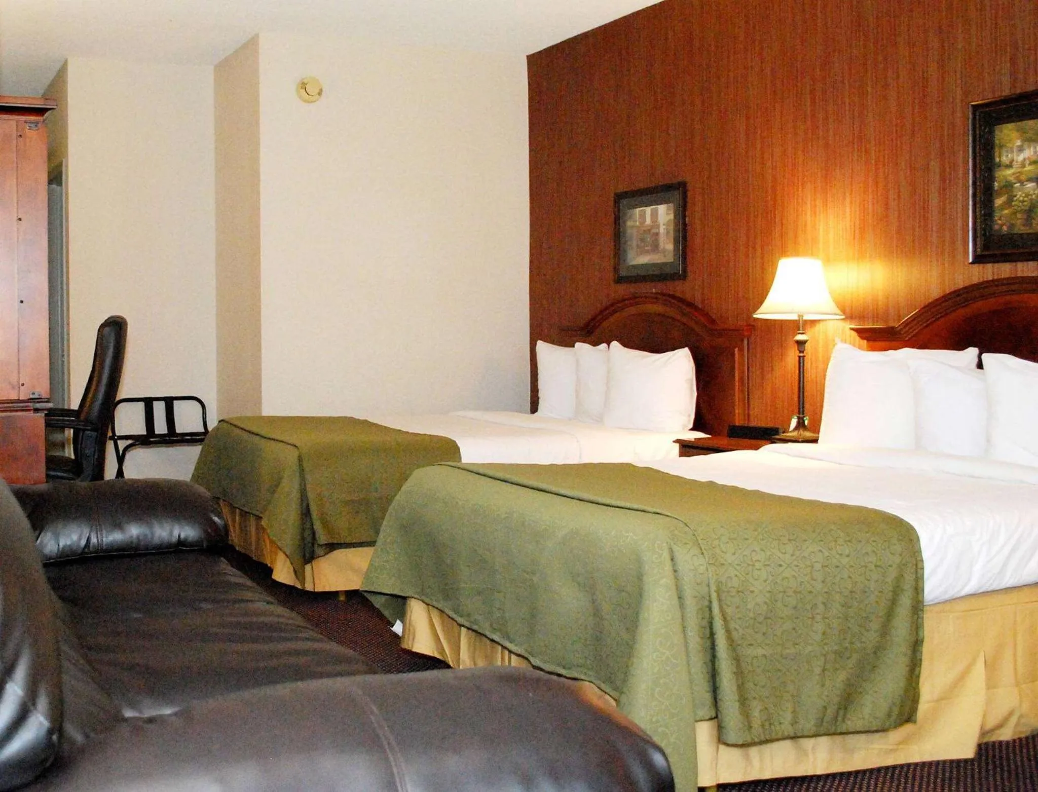 Photo of the whole room, Bed in Travel Inn - Watertown NY