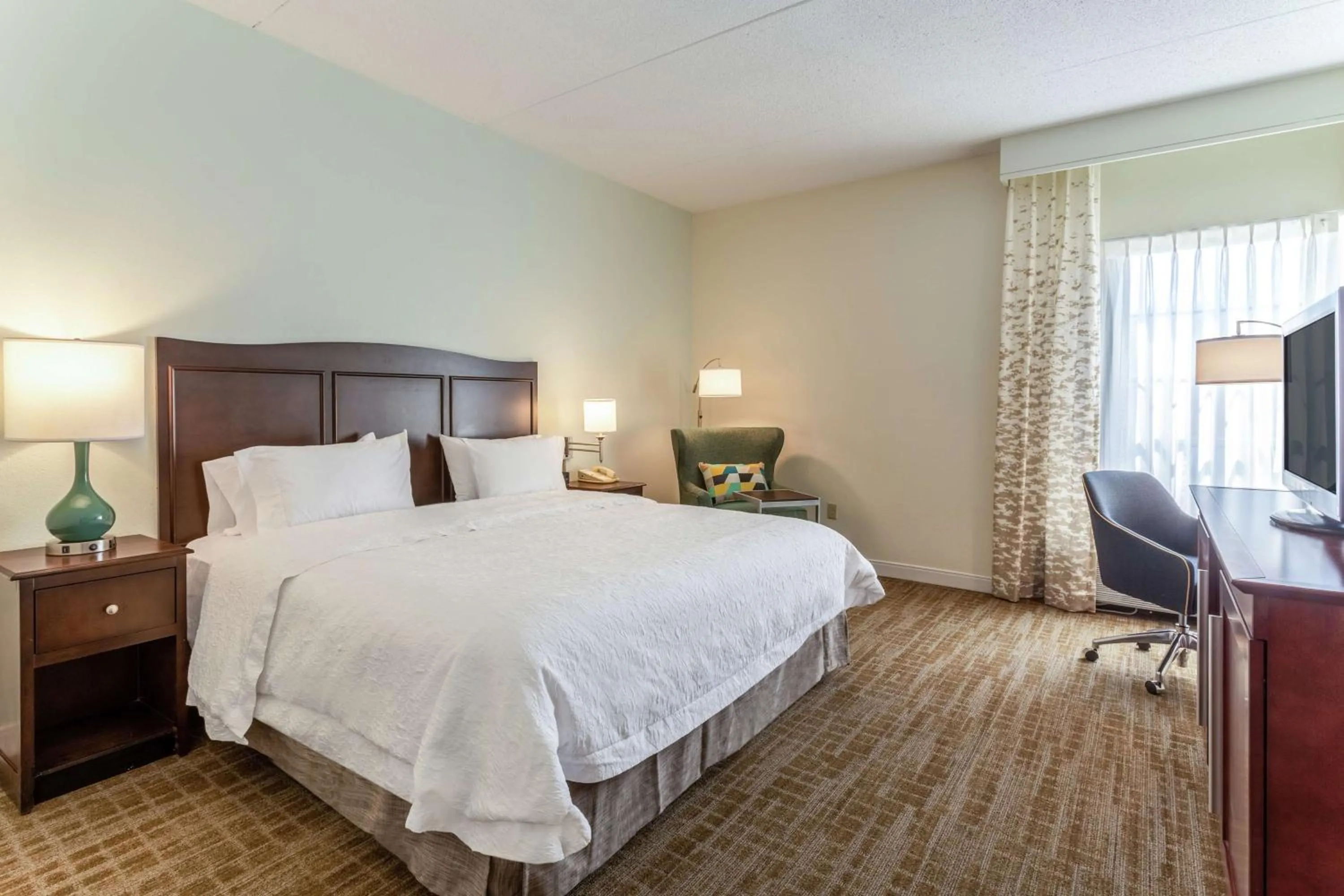 Bed in Hampton Inn Boston/Peabody