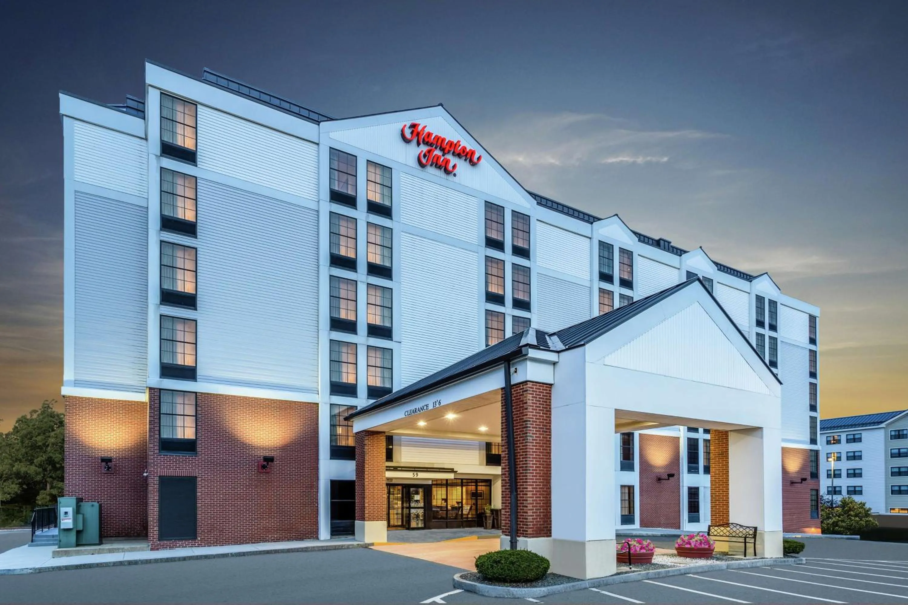Property building in Hampton Inn Boston/Peabody