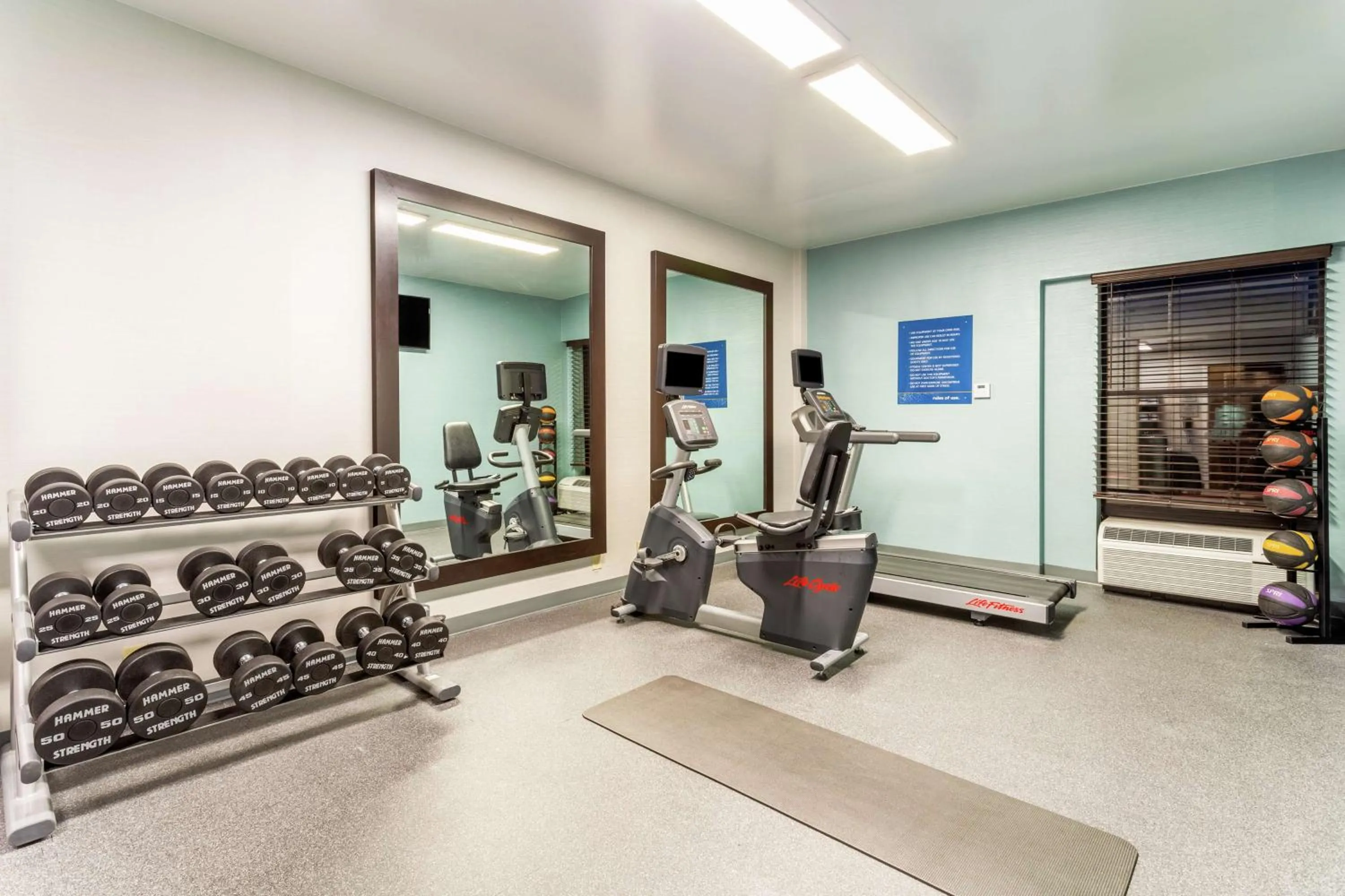 Fitness centre/facilities in Hampton Inn Boston/Peabody