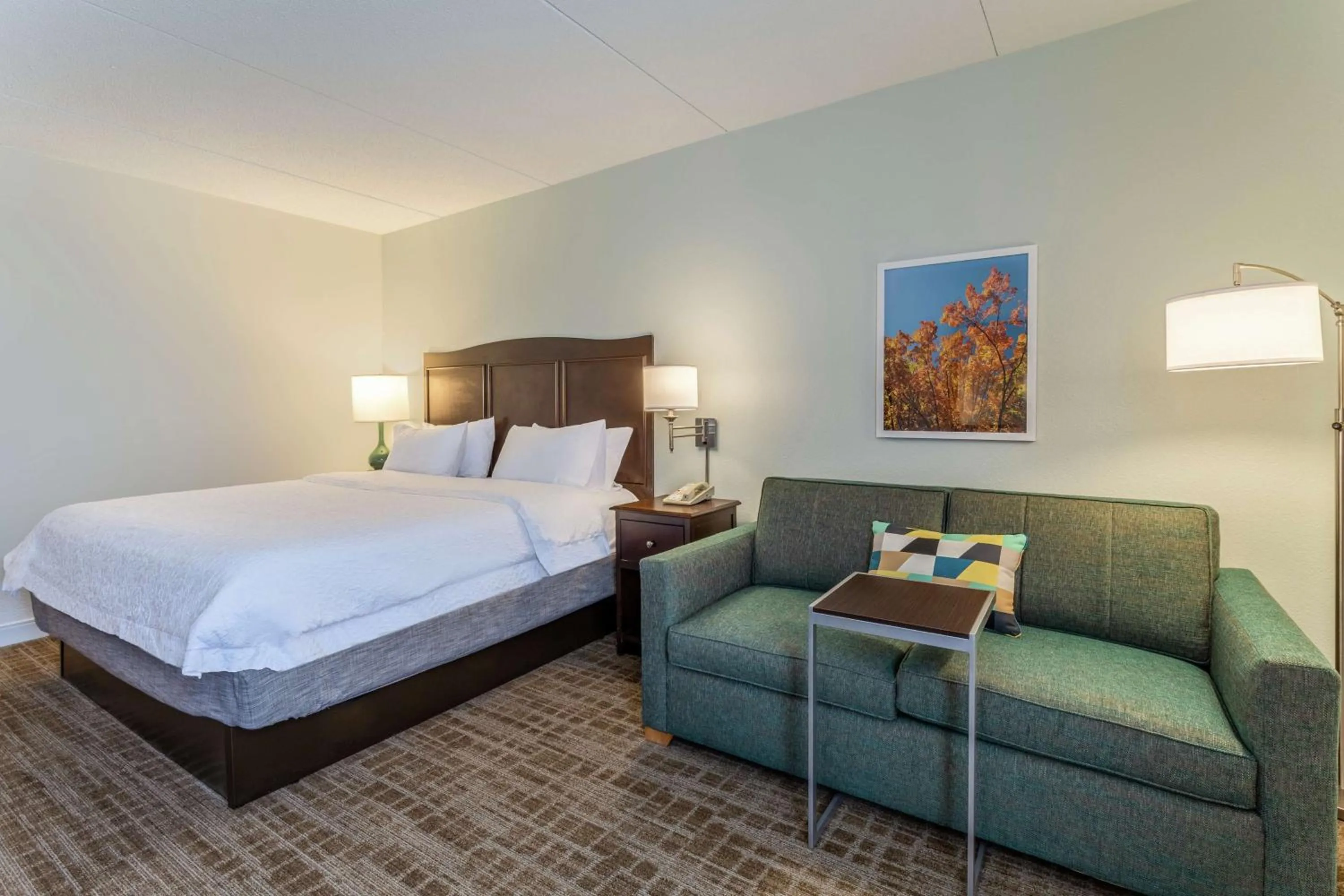 Bed in Hampton Inn Boston/Peabody