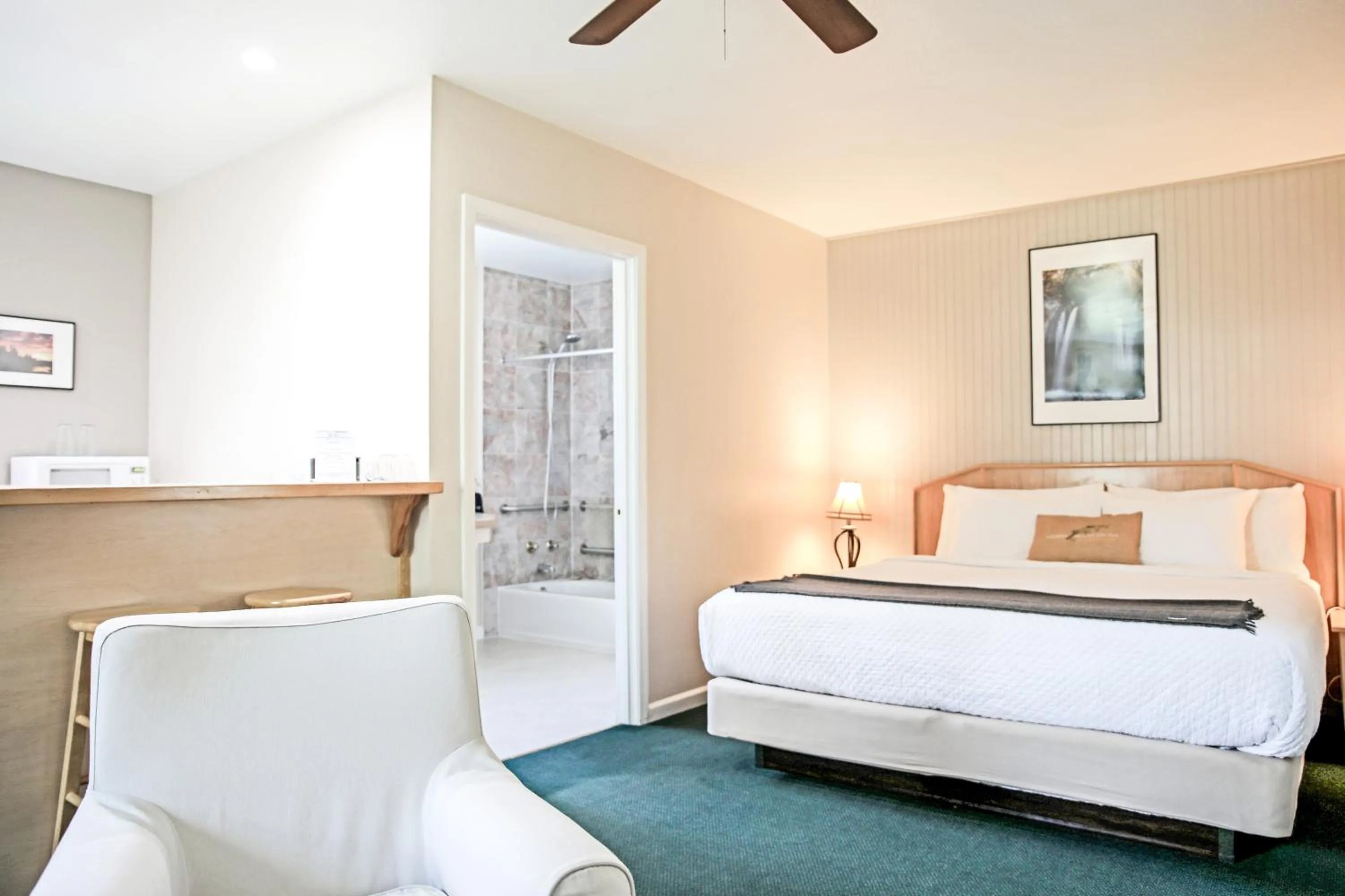 Bedroom, Bed in Sierra Mountain Inn