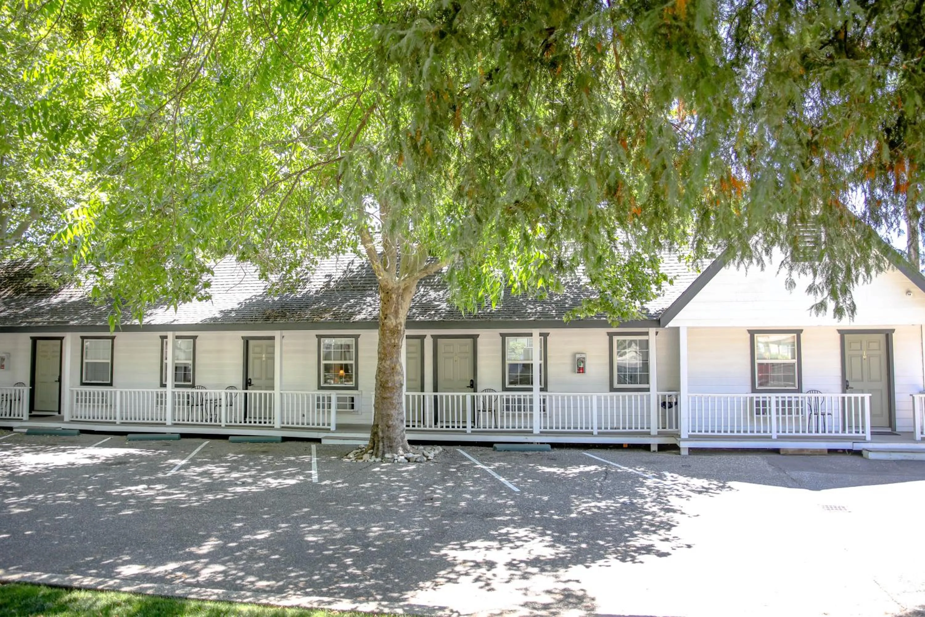 Property building in Sierra Mountain Inn