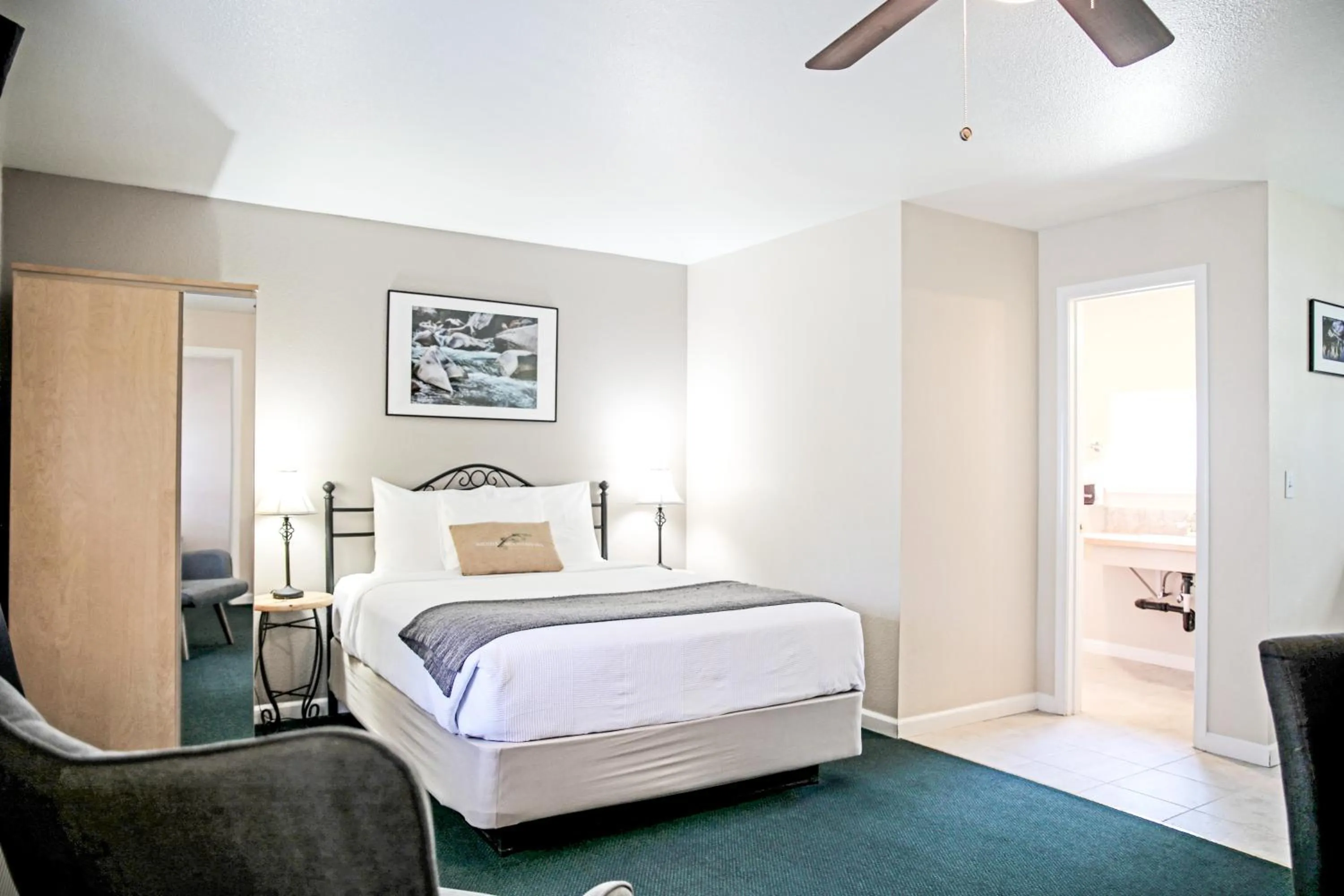 Bedroom, Bed in Sierra Mountain Inn