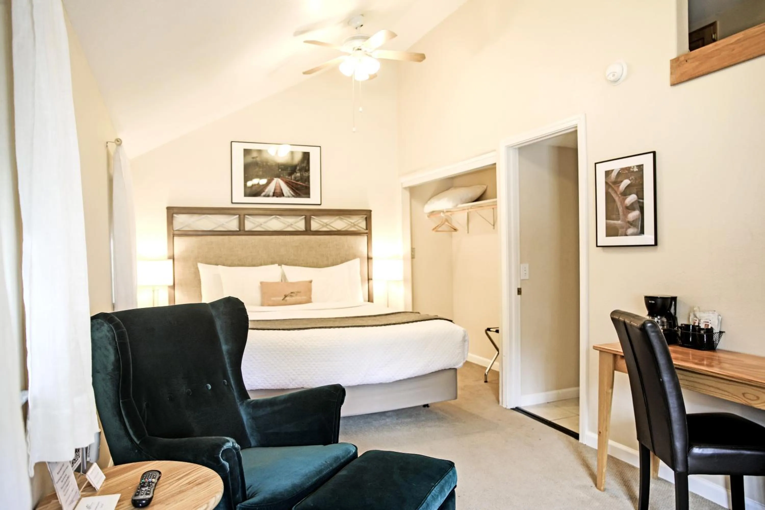 Photo of the whole room, Bed in Sierra Mountain Inn