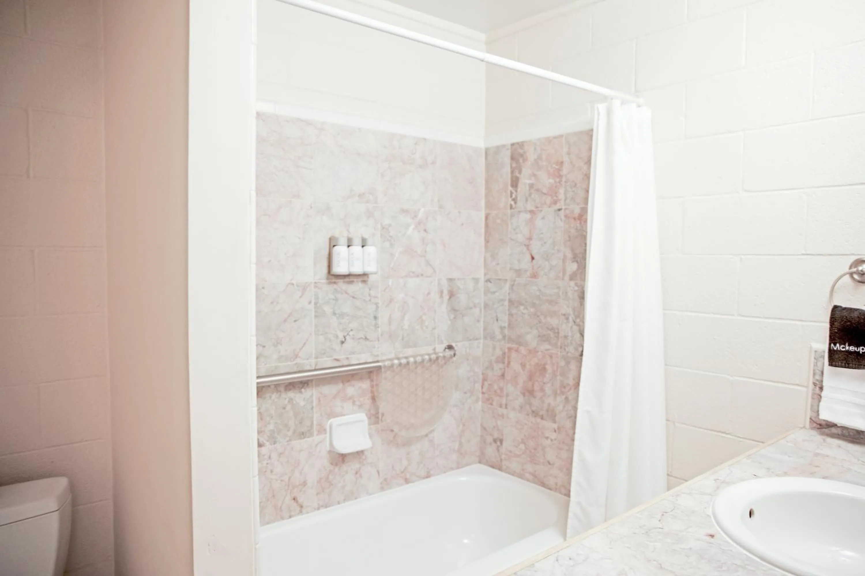 Shower in Sierra Mountain Inn