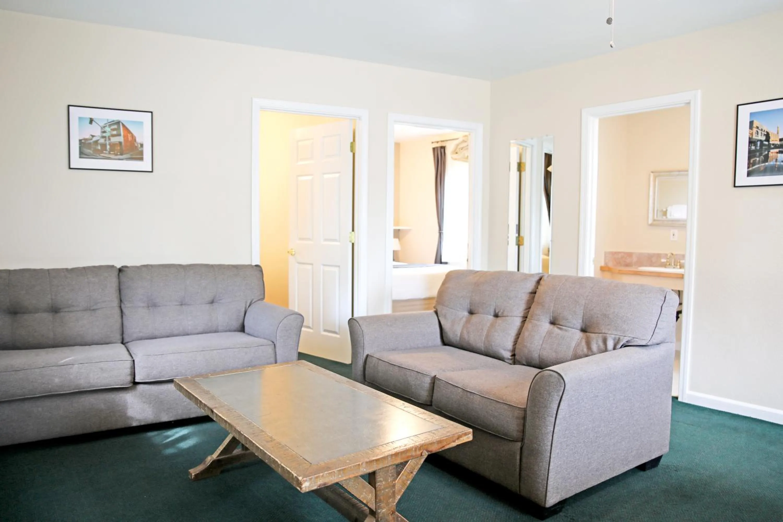 Living room in Sierra Mountain Inn