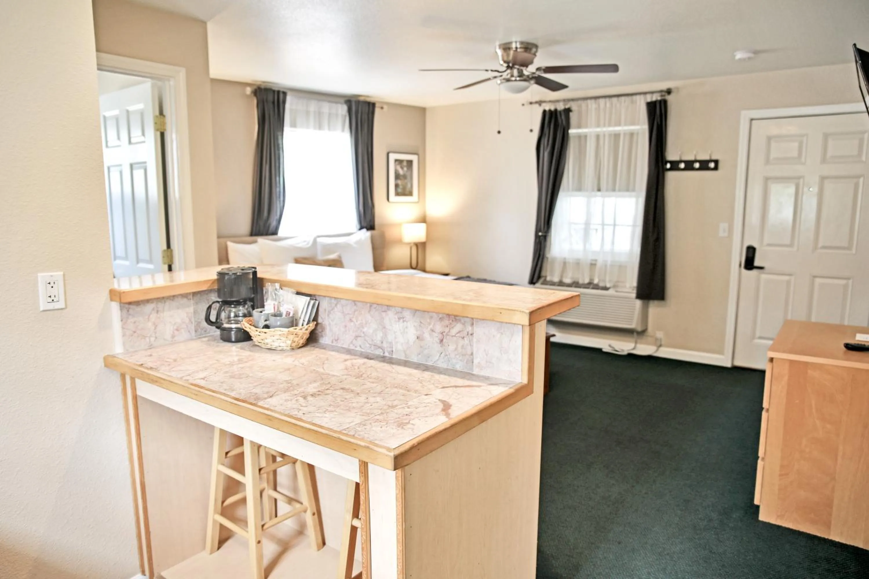 Coffee/tea facilities, Bed in Sierra Mountain Inn